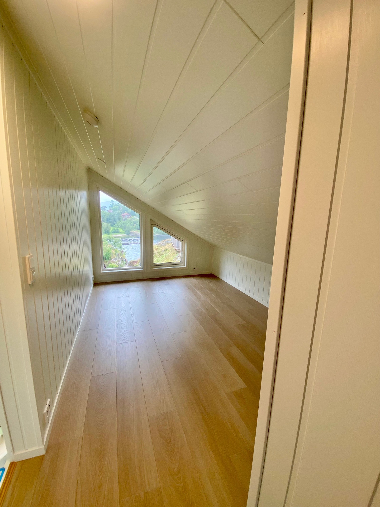 Praktisk loftstue til barna eller som en fredelig lesekrok med fin utsikt til vannet. Galleribilde