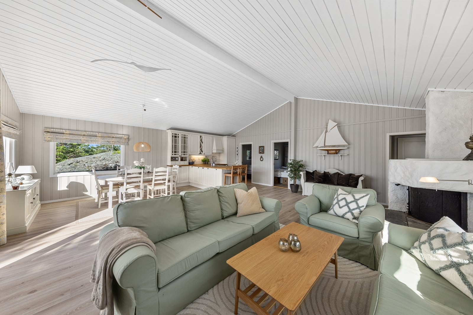 Stue og kjøkken har åpen løsning og en meget luftig og god takhøyde. Galleribilde