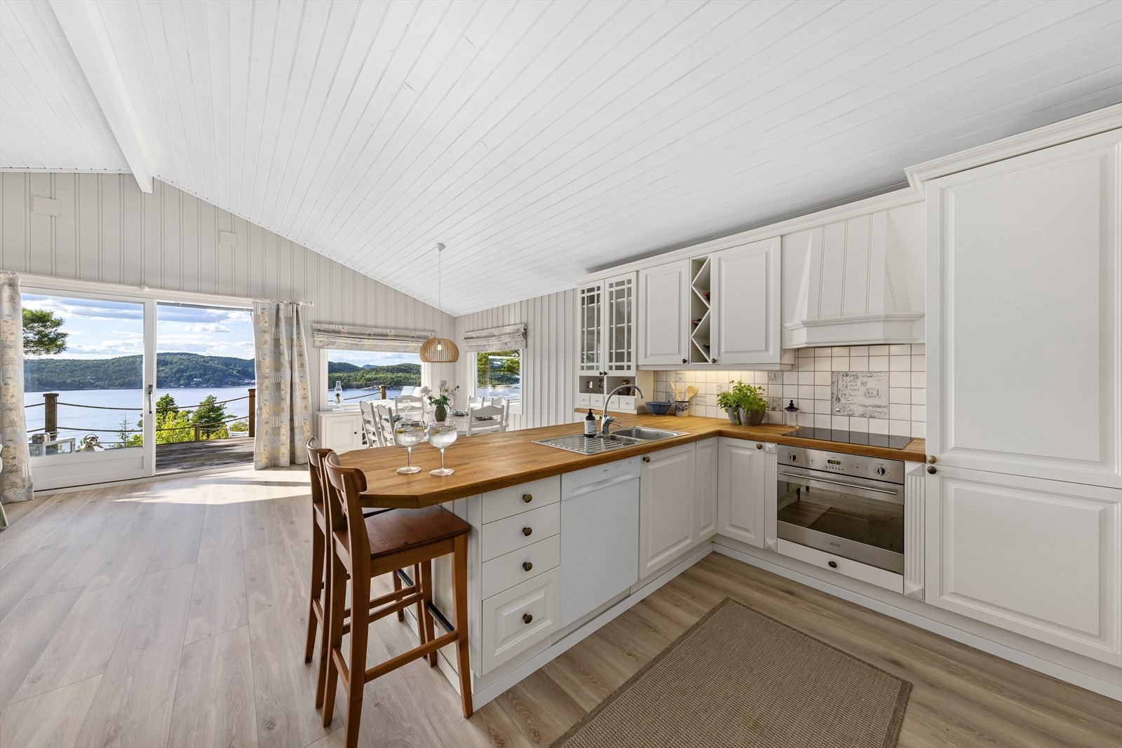 Fra stue og kjøkken kan du ta livet med ro og nyte den flotte sjøutsikten. Galleribilde