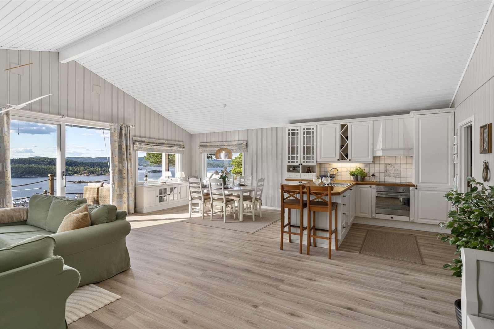 Fritidsboligen har alt på en flate og inneholder: Gang, stue/kjøkken med utgang til terrasse, WC/vaskerom og tre soverom. Galleribilde