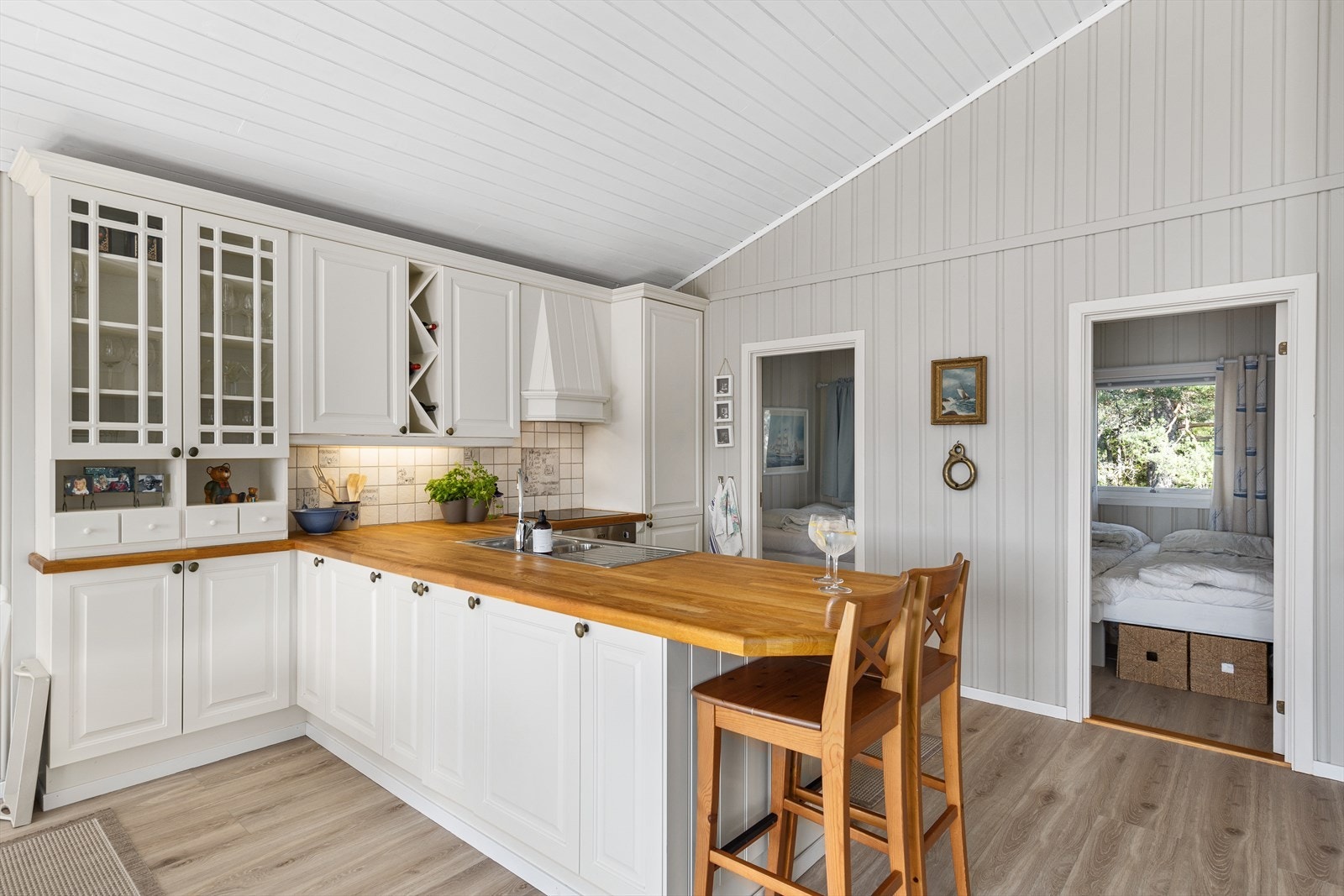 Hytta inneholder tre soverom, alle beliggende i bakkant av hytta. Galleribilde