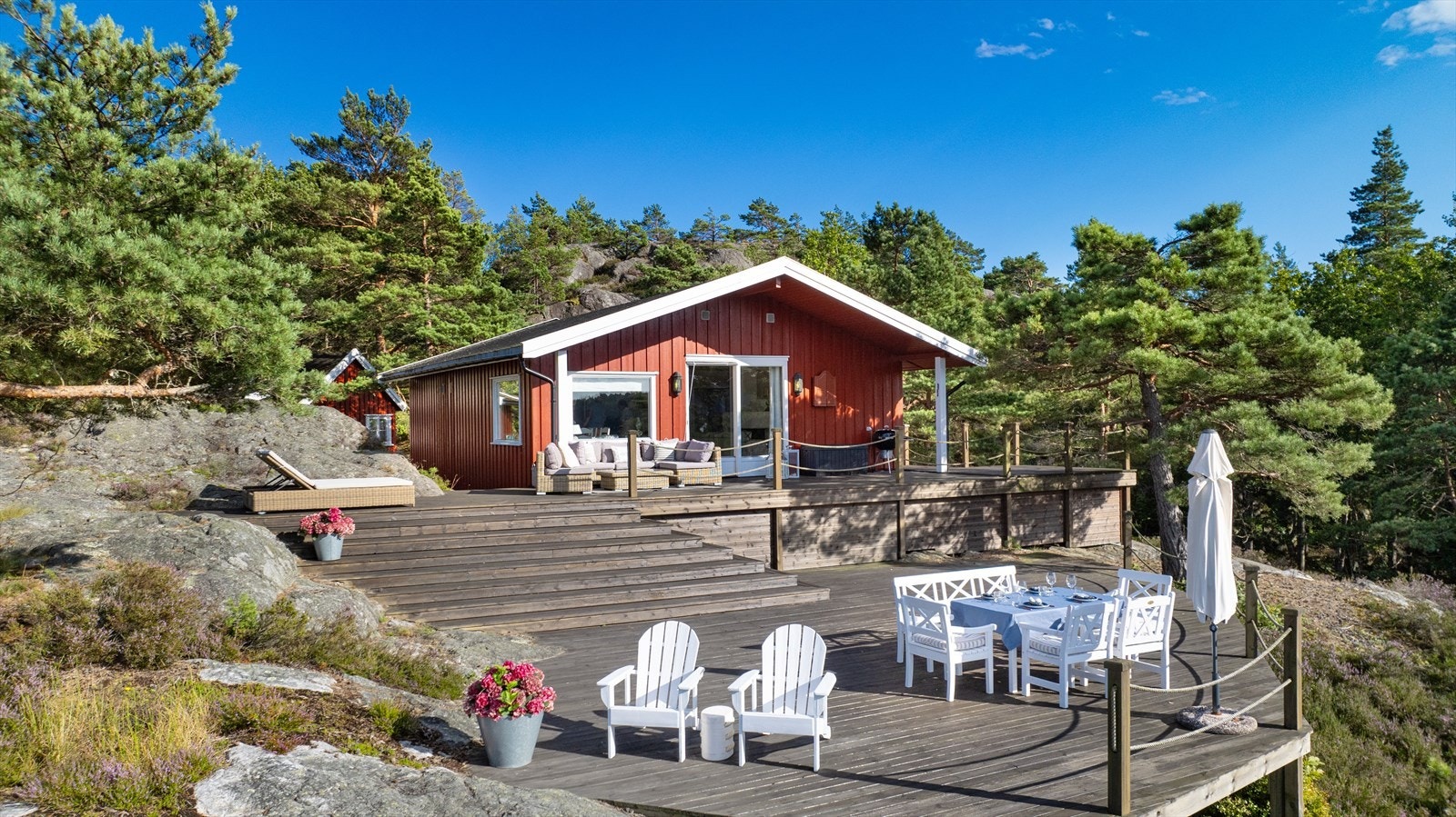 Stor, vestvendt uteplass. Galleribilde