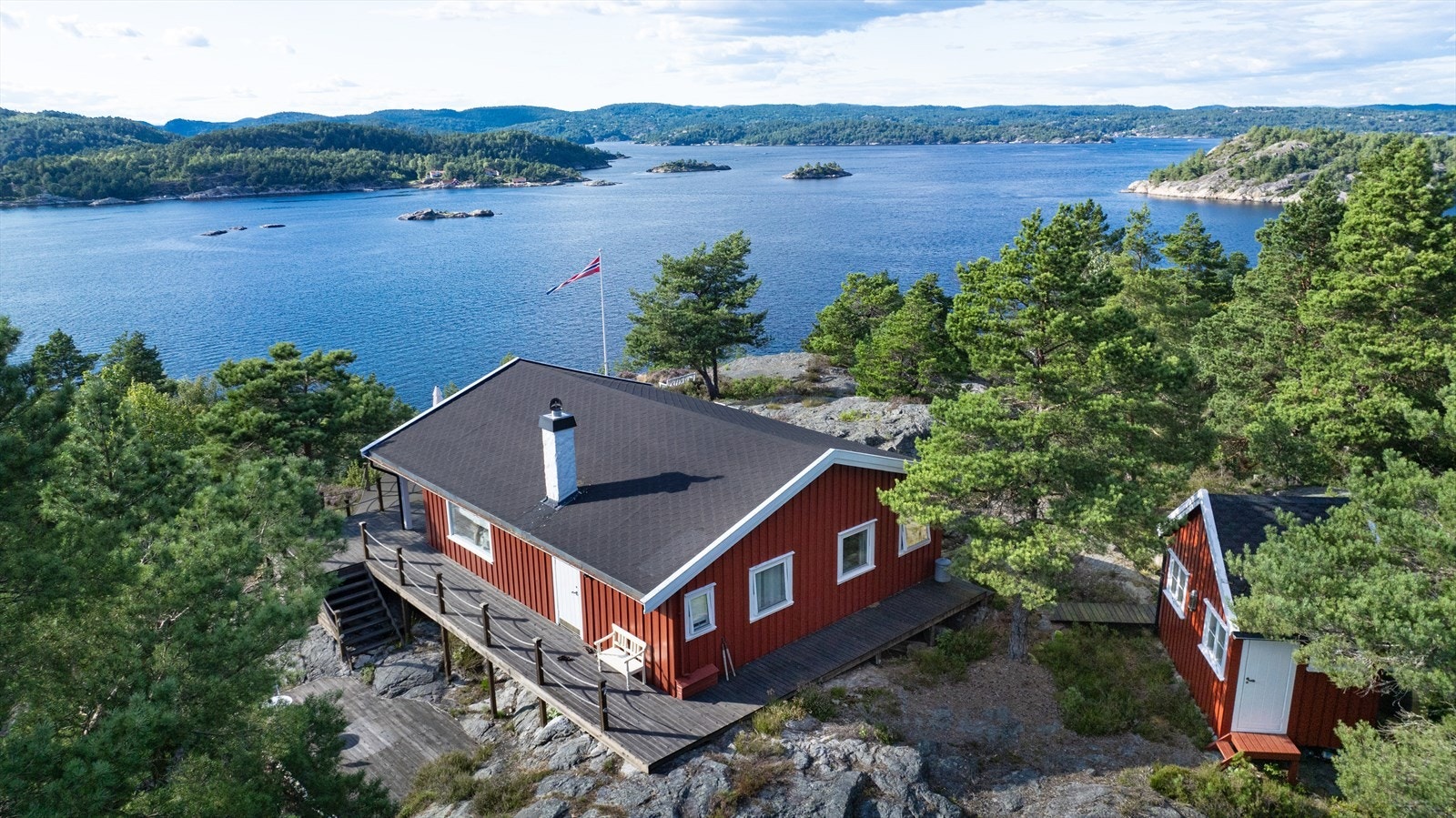 Feriested med hytte, sjøbod og brygger. Galleribilde