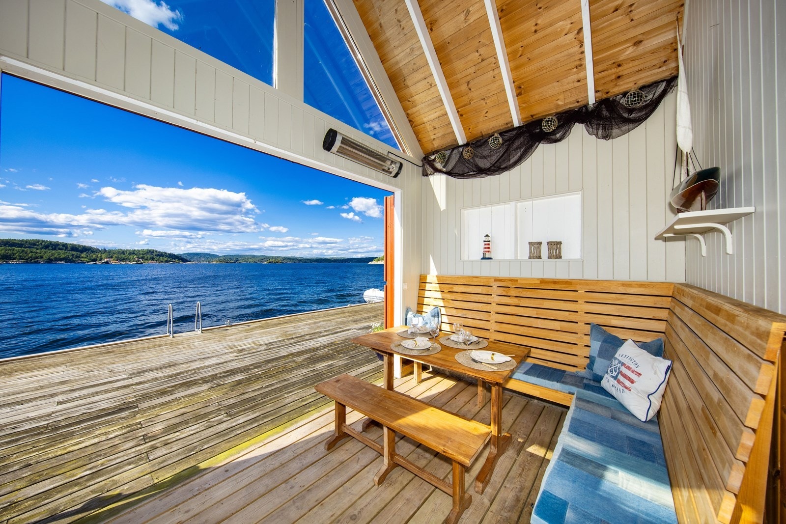 150 m strandlinje, dypvannsbrygge for større båter, brygge med eget naust/ sommerstue . Galleribilde