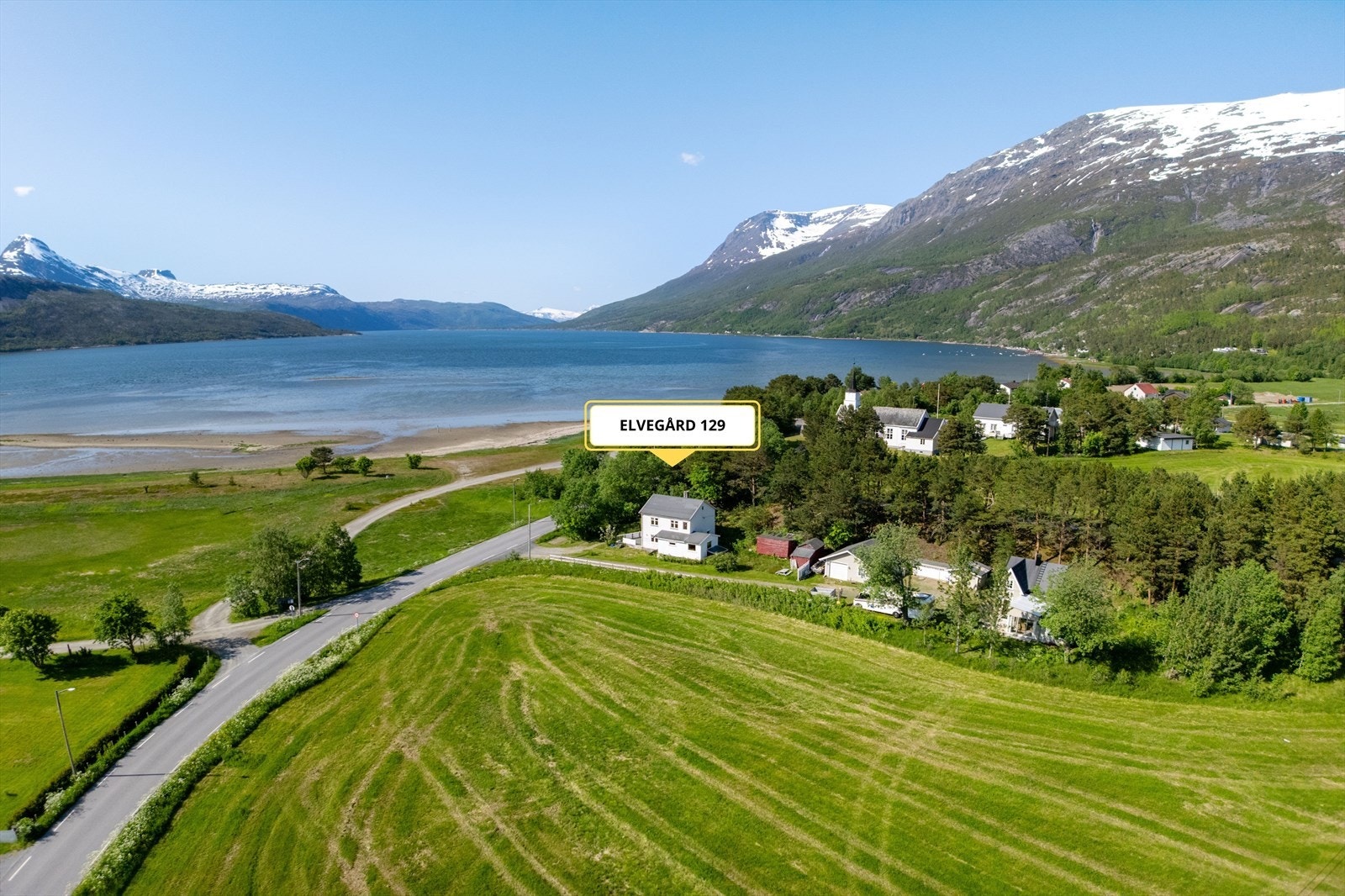 I skjomen er det nærhet til fjell og fjord og eiendommen ligger ca. 1,5 km fra 18 huls golfbane. Galleribilde
