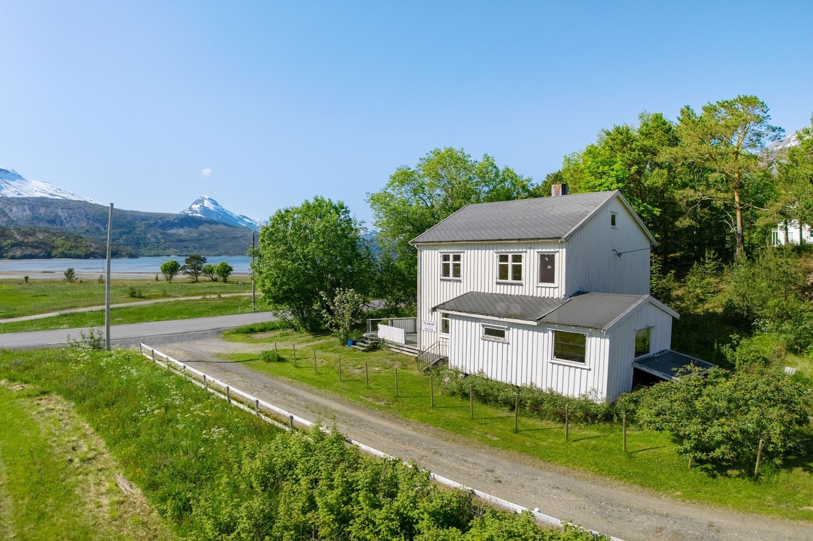 På eiendommen står det en bolig i 2 plan, i tillegg 1 uthus. Galleribilde