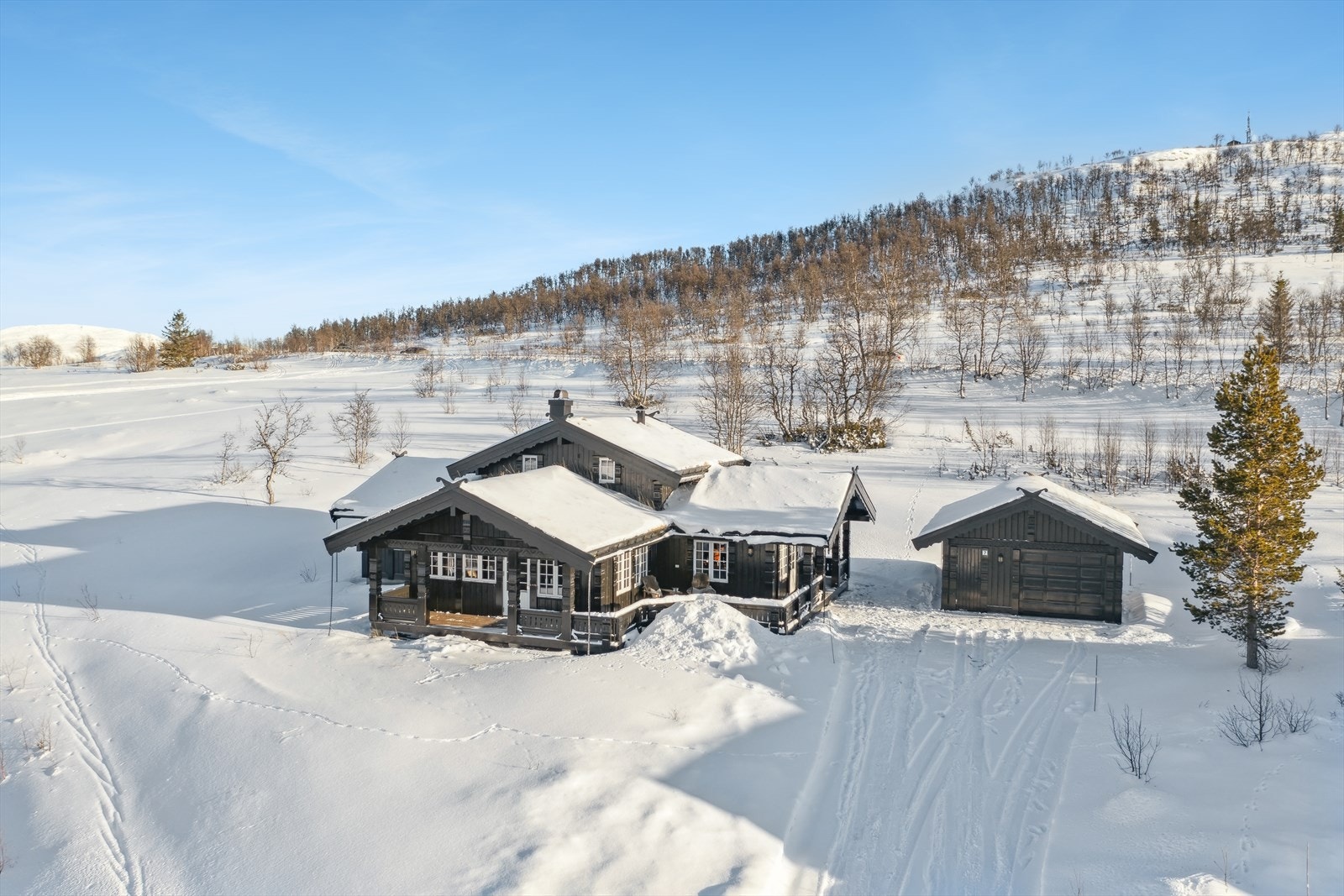 Velkommen til Flishaugen 7 en kvalitetseiendom med umiddelbar tilgang til langrennsløyper, lysløype, flotte turområder og vakre Silkedalen. Jeanette A Eriksrød i DNB Eiendom har gleden av å invitere deg på visning. Galleribilde