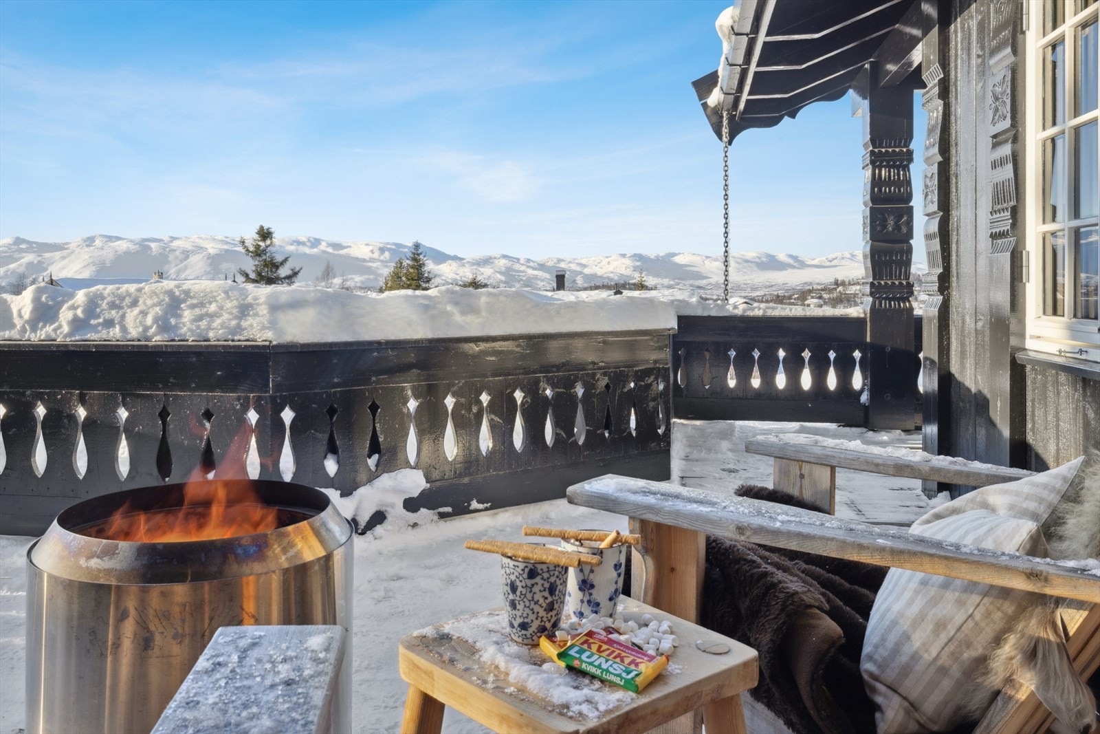 Fritidsboligen byr på flere uteplasser strategisk plassert mot tre himmelretninger: sør, øst og vest. Dette gjør det mulig å nyte solen gjennom hele dagen - fra frokost på østsiden, til en avslappende middag på sørsiden, og kveldskaffen på vestsiden. Galleribilde