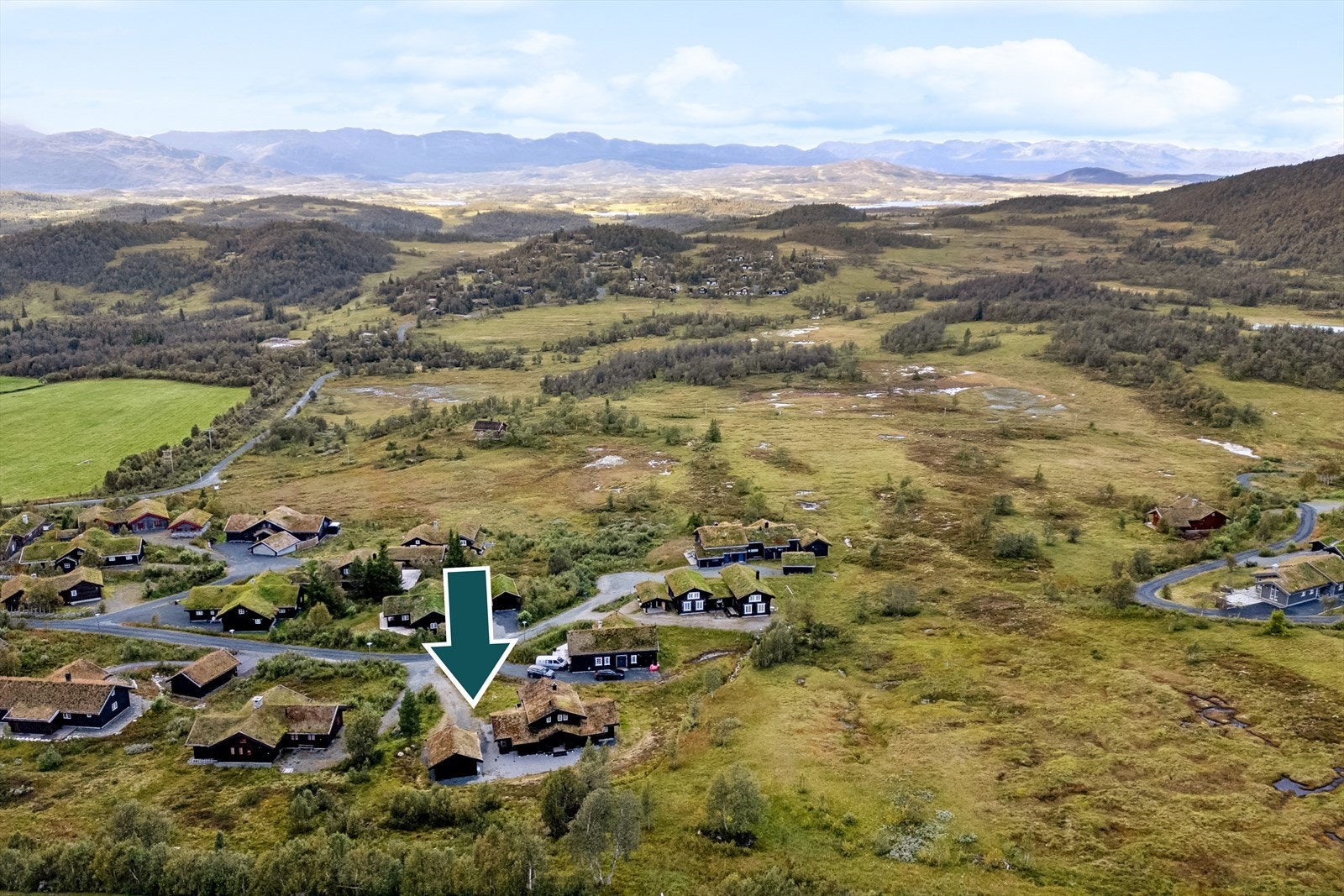 Tomten har et areal på hele 1180,4 kvm og grenser mot et friareal, noe som gir en åpen og uforstyrret beliggenhet. Galleribilde