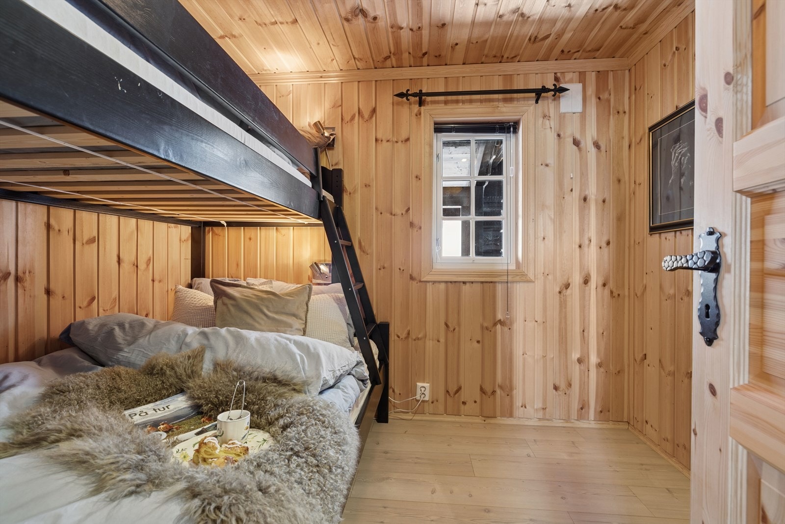 Det tredje soverommet er også romslig. Dagens eier har innredet det med en praktisk familiekøye og garderobeskap, noe som gir både god soveplass og oppbevaringsmuligheter. Galleribilde