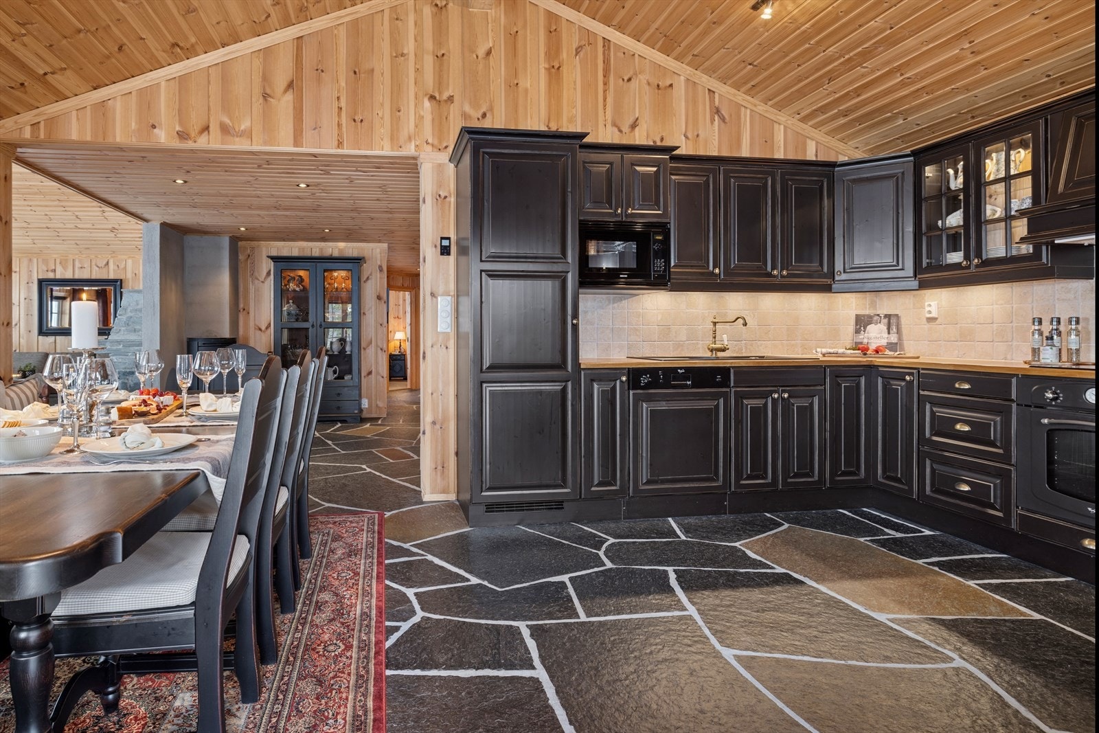 Kjøkkeninnredningen oppleves veldisponert, og er utstyrt med rikelig skap- og benkeplass, spottskinner og lys under overskap gir deg gode arbeidsforhold og godt arbeidslys. Galleribilde