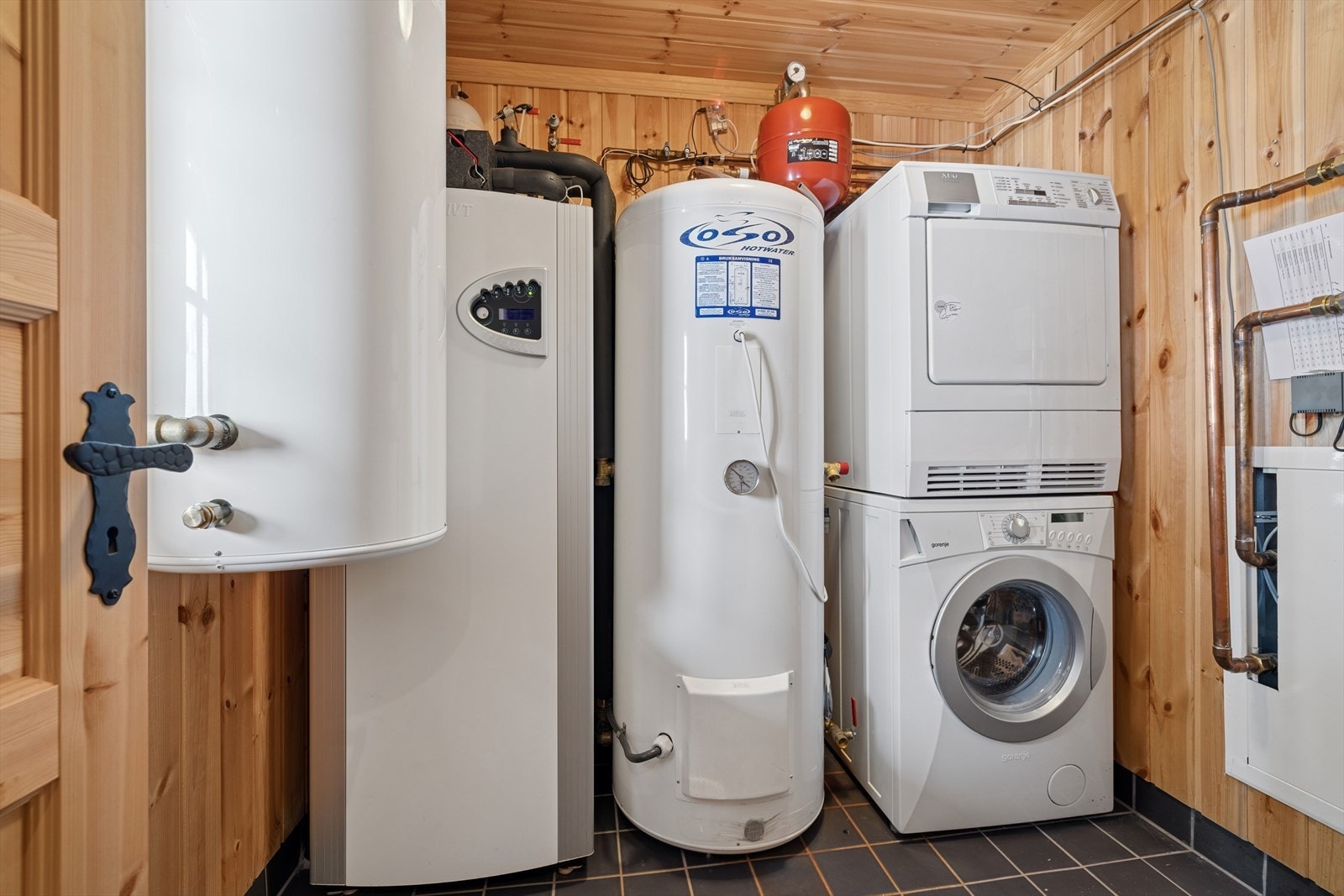 Når du tenker på hyttelivet, er ikke alltid vaskerom det første vi tenker på. Men hyttelivet blir godt og behagelig når man har plass og mulighet til vaskerom på hytta. Hytta er utstyrt med vannbåren varme, basert på grunnvarme fra borehull. Galleribilde
