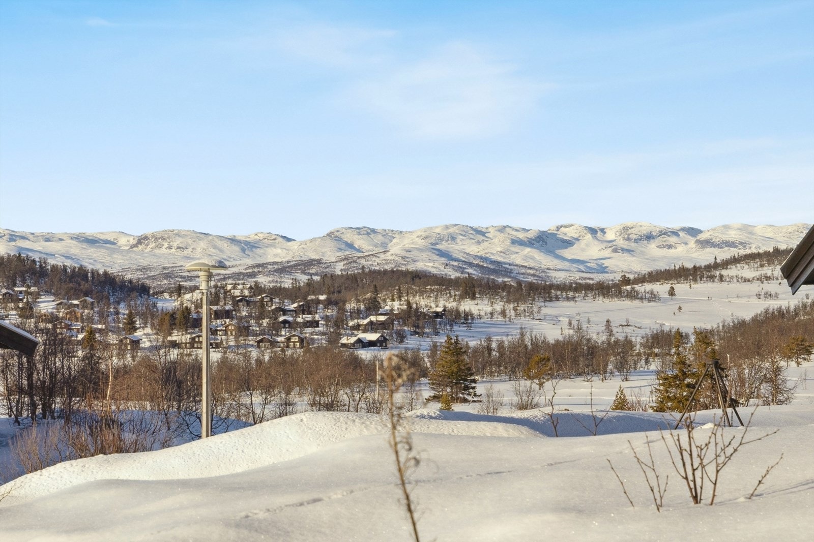 Jeg tviler på at du noen gang vil bli lei av denne utsikten! Her kan du skue utover Raulandsfjell, som gløder rosa i soloppgangen. Gjennom dagen kan du nyte solen i full prakt, før kvelden avsluttes med en magisk solnedgang over fjellene. Galleribilde