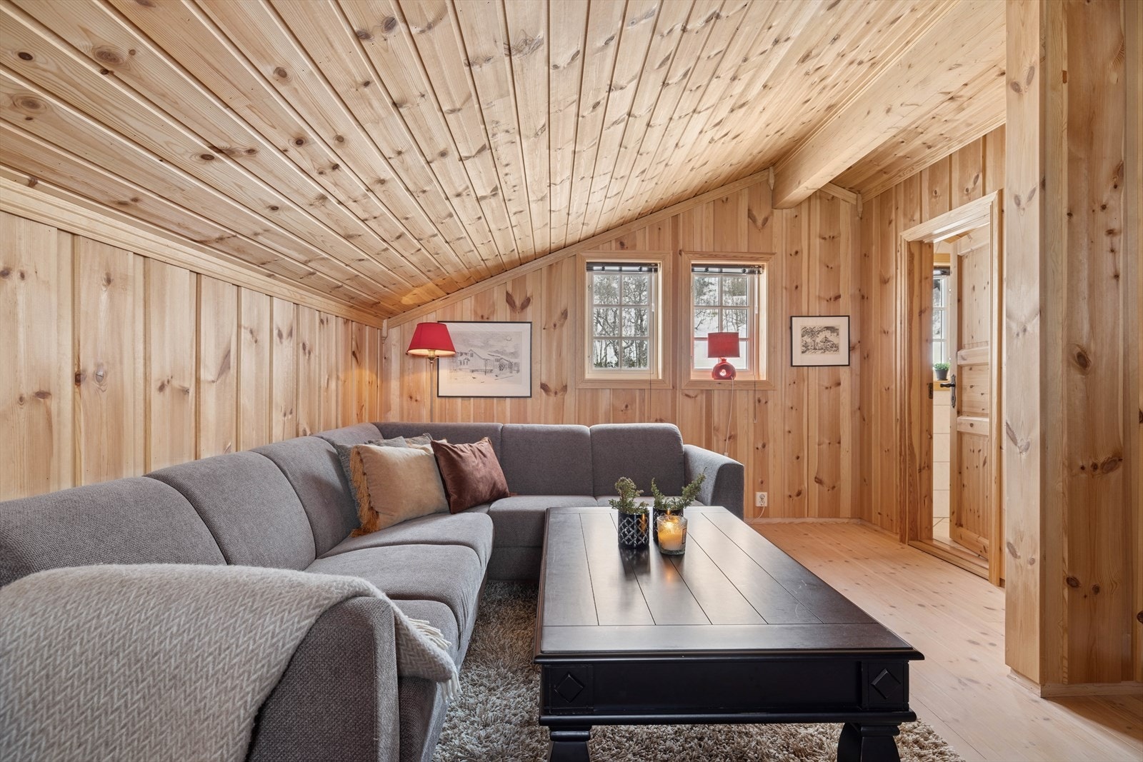 I hyttas øvre etasje finner du en herlig loftstue raus av størrelse. Loftstua ligger i tilknytning til soverom, og bad og er perfekt til familiens yngre garde. Galleribilde