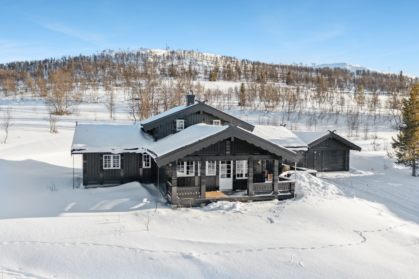 Hytta er utstyrt med vannbåren varme, basert på grunnvarme fra borehull. På teknisk/vaske rom finnes et vannfordelerskap samt en varmepumpe, som sørger for oppvarming av både hytta og varmtvann. Galleribilde