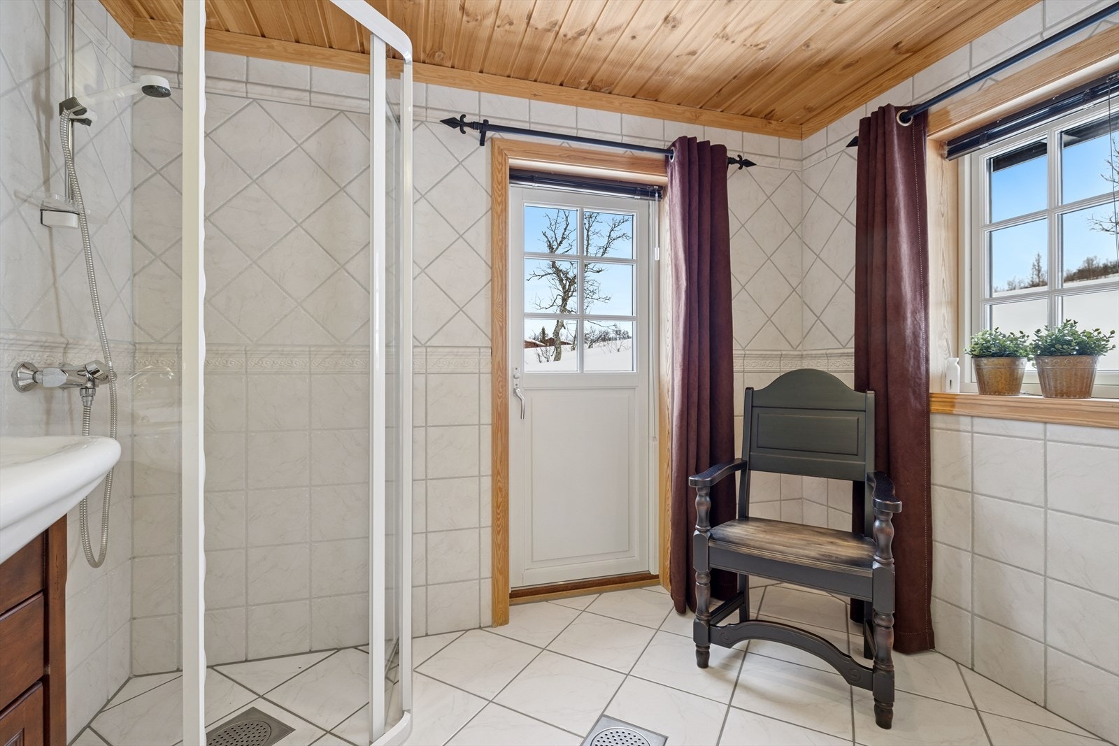 Badet har direkte utgang til uteområdet, som gjør det ideelt for både badstue og snøbad. Dette er også en flott løsning dersom du ønsker å installere jacuzzi eller badestamp. Galleribilde