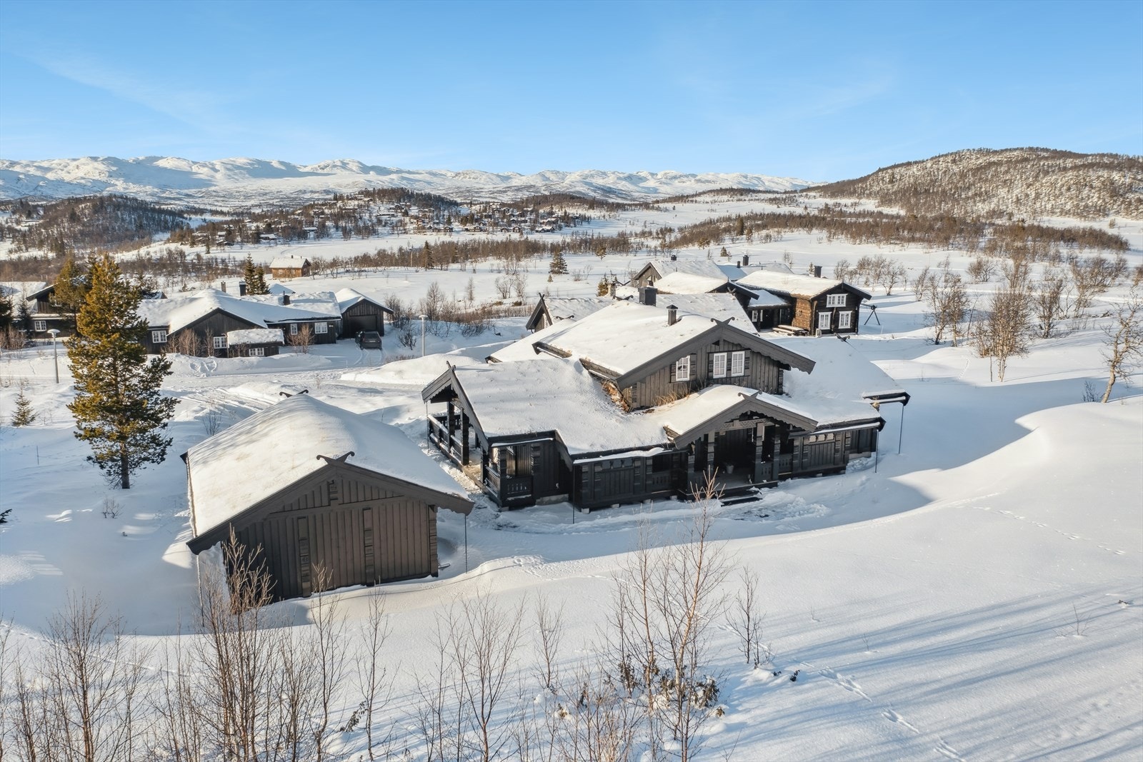 Fritidsboligen har en flott beliggenhet med fantastiske solforhold og eventyrlig utsikt på ca 966 moh. Tomten grenser til friområde for skiløyper mot nord/øst og friområde mot sør/øst, noe som gir en luftig og åpen følelse. Galleribilde