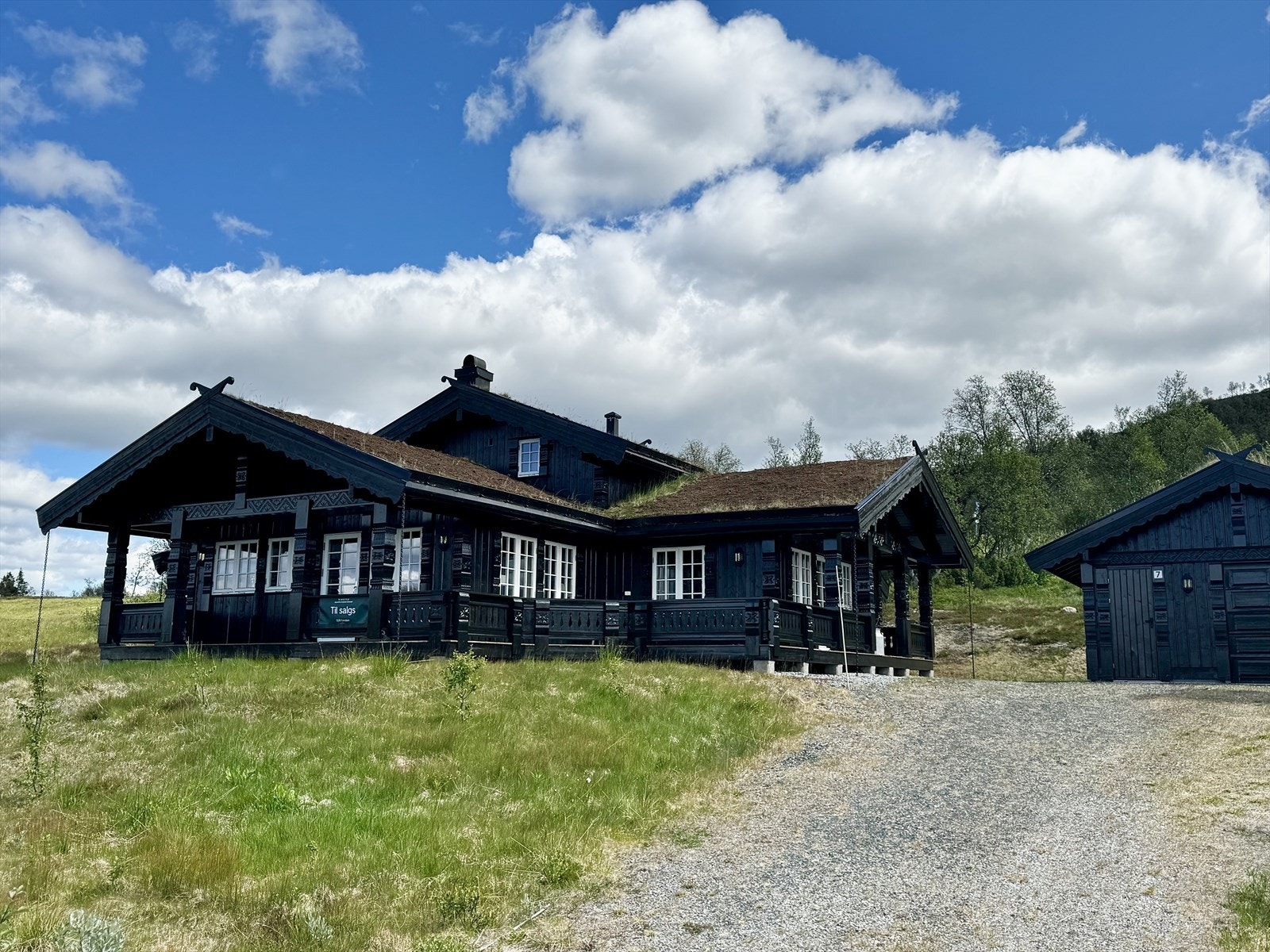 Hytta er utstyrt med vannbåren varme, basert på grunnvarme fra borehull. På teknisk/vaske rom finnes et vannfordelerskap samt en varmepumpe, som sørger for oppvarming av både hytta og varmtvann. Galleribilde