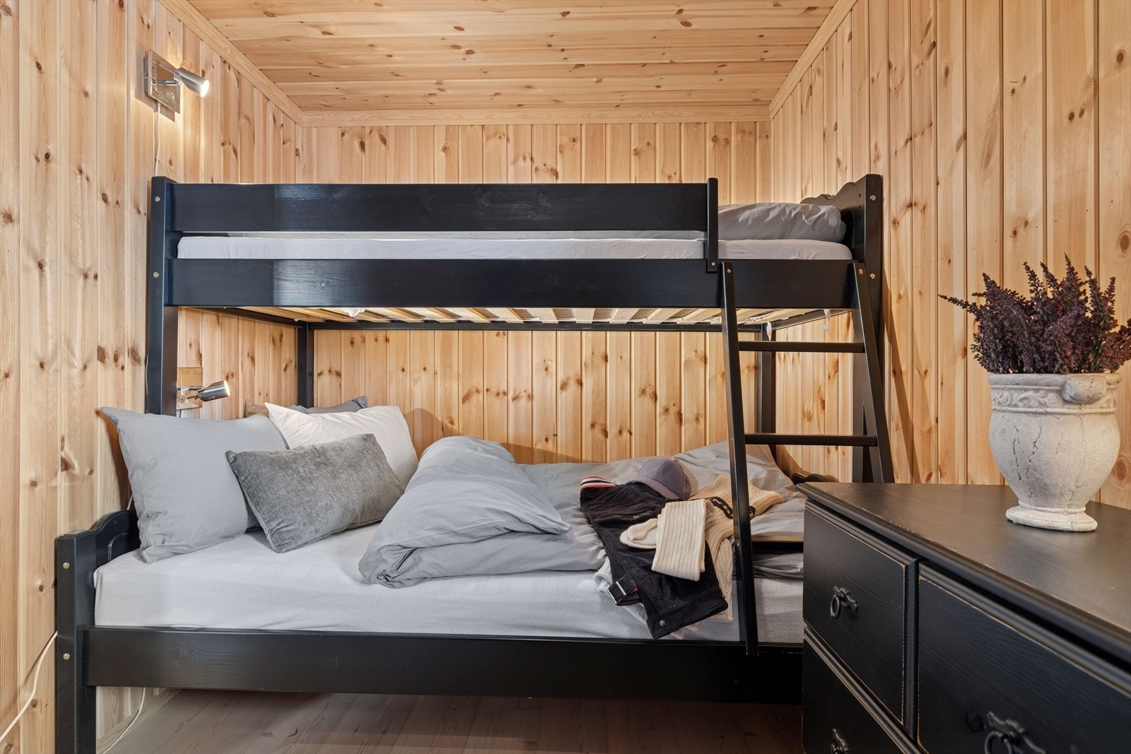 Alle soverommene har god plass til både seng og garderobeløsning. Panelte vegger og himling. Tregulv med vannbåren varme. To av rommene er innredet med familiekøye. Galleribilde