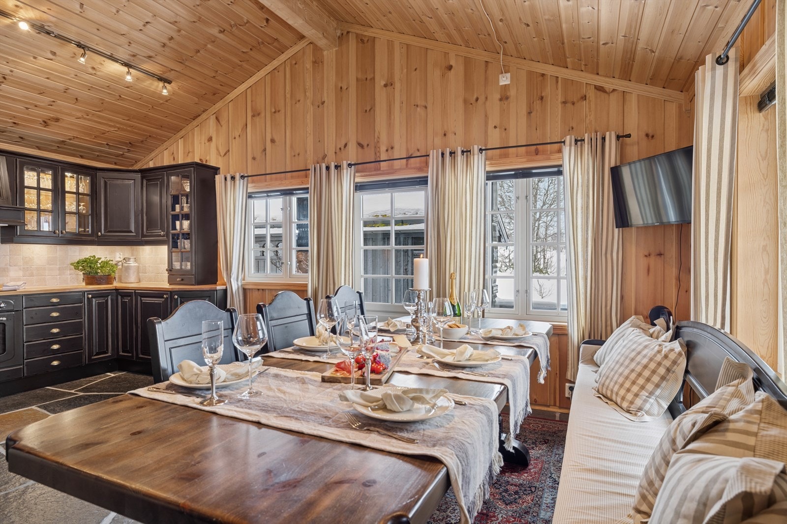 Spisestuen ligger som en forlengelse av kjøkkenet, noe som gjør dette til et virkelig flott kjøkken for en stor familie, og samtidig et fantastisk selskapskjøkken dersom man skal invitere til middag og sosialt samvær ute i spisestuen. Galleribilde