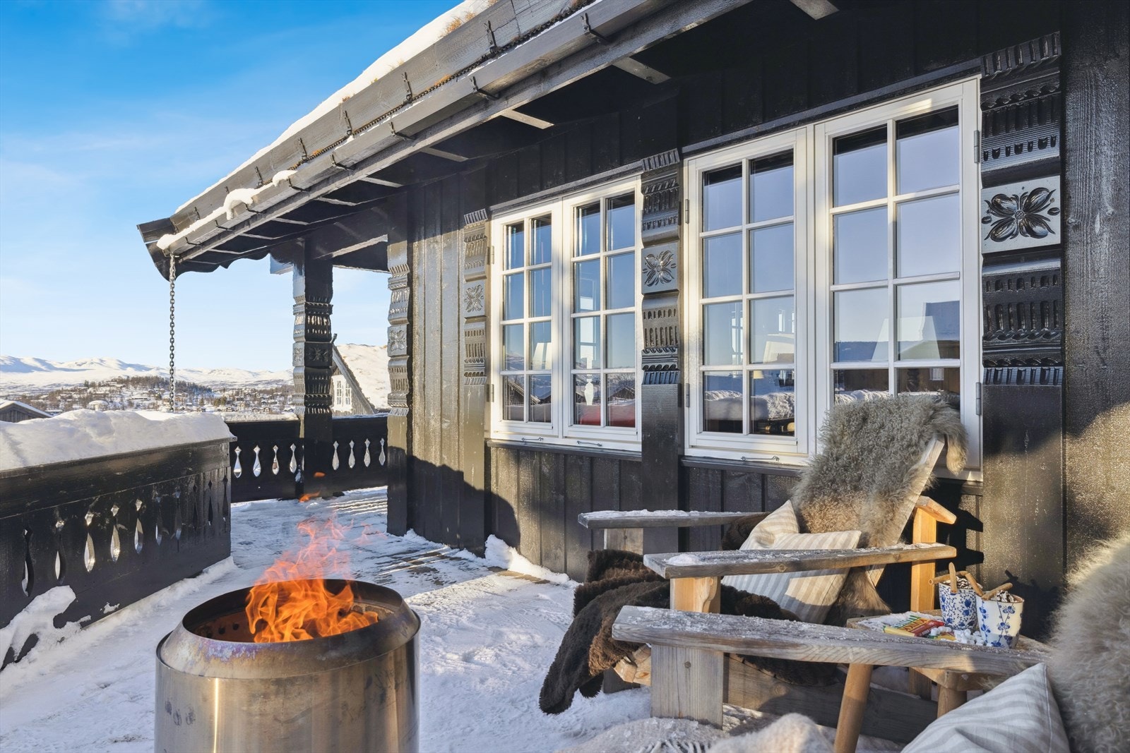 Fra kjøkken/spistue har du utgang til terasse, dette er meget praktisk når pølser skal grilles på bålpanna. Galleribilde