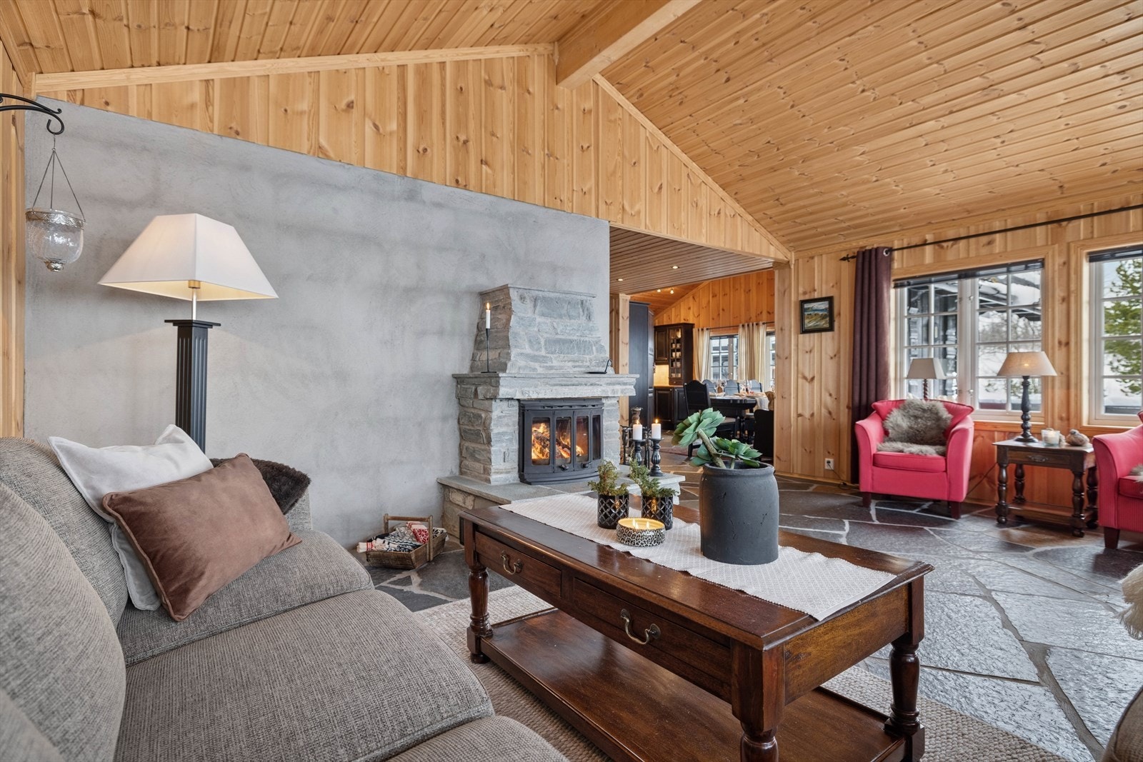 Stuen ligger i delvis åpen lønsing fra kjøkken og spisestue. Galleribilde