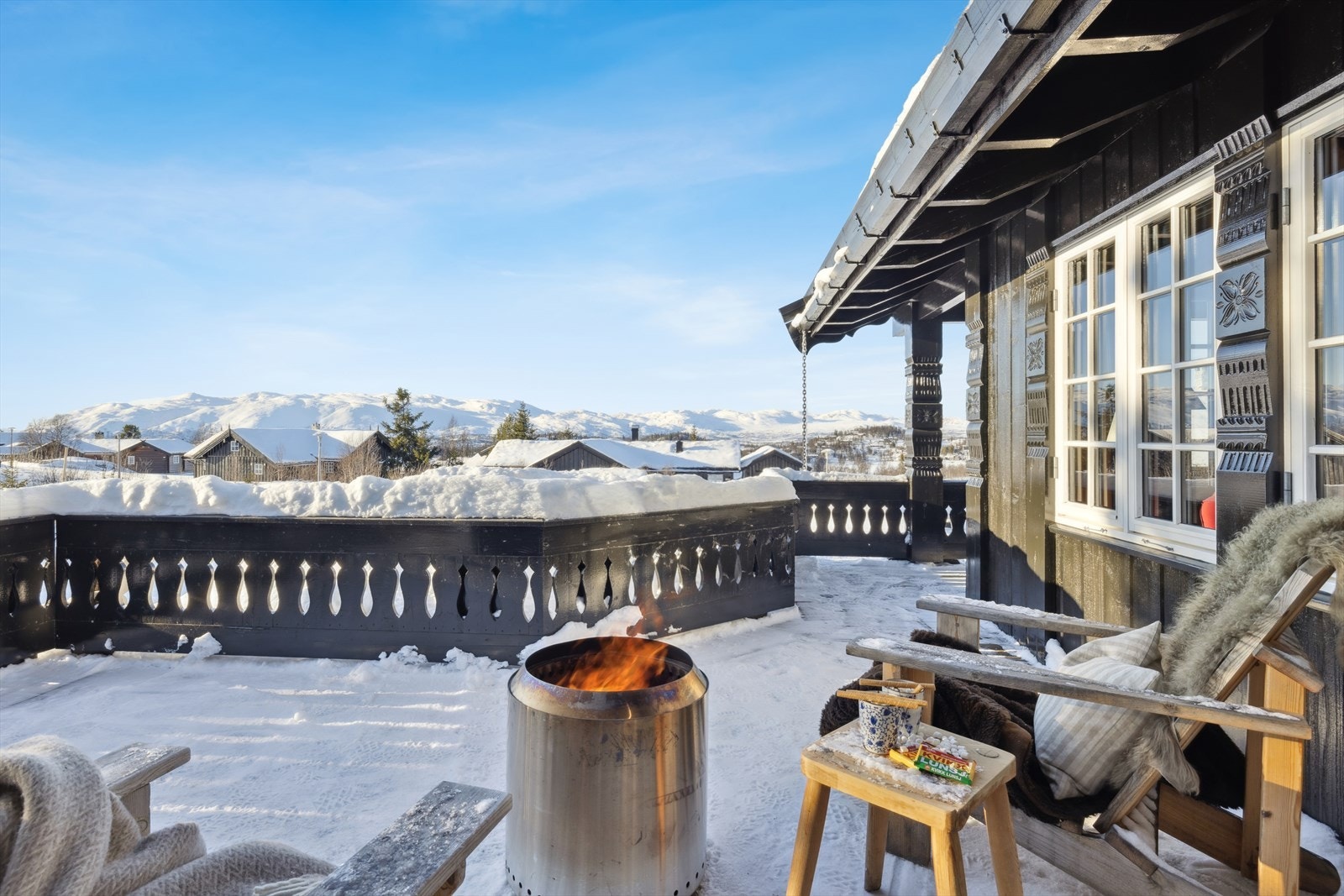 Du har flere flotte uteplasser alle med utsikt og flotte solforhold. Hytta holder en høy standard og er meget godt vedlikeholdt. Galleribilde