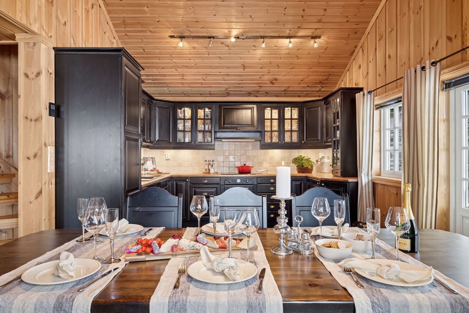 Lekkert heltre kjøkken med profilerte fronter . Bak skapdørene byr kjøkkeninnredningen på sjenerøs lagringsplass og kjøkkenet innbyr til flere kokker og matglade gjester. Galleribilde