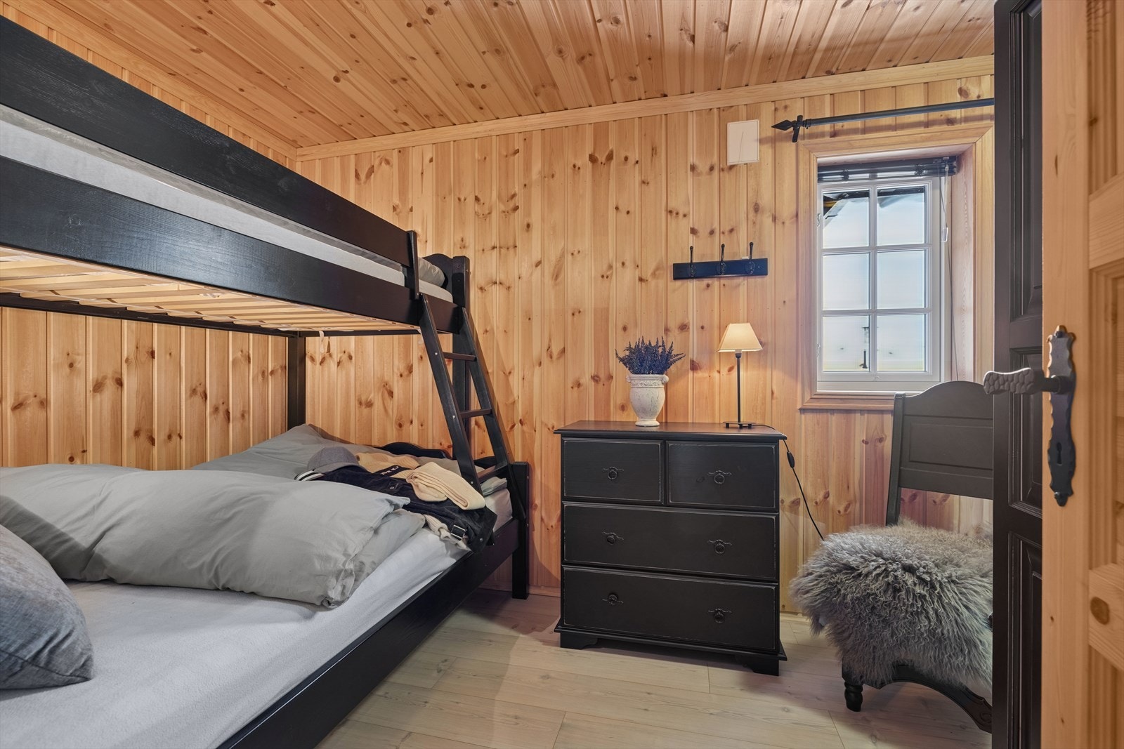 Dette soverommet er romslig og har både seng og garderobeskap. Med sin gode størrelse gir det også mulighet for en kontorplass, perfekt for hjemmekontor eller en lesekrok. Galleribilde