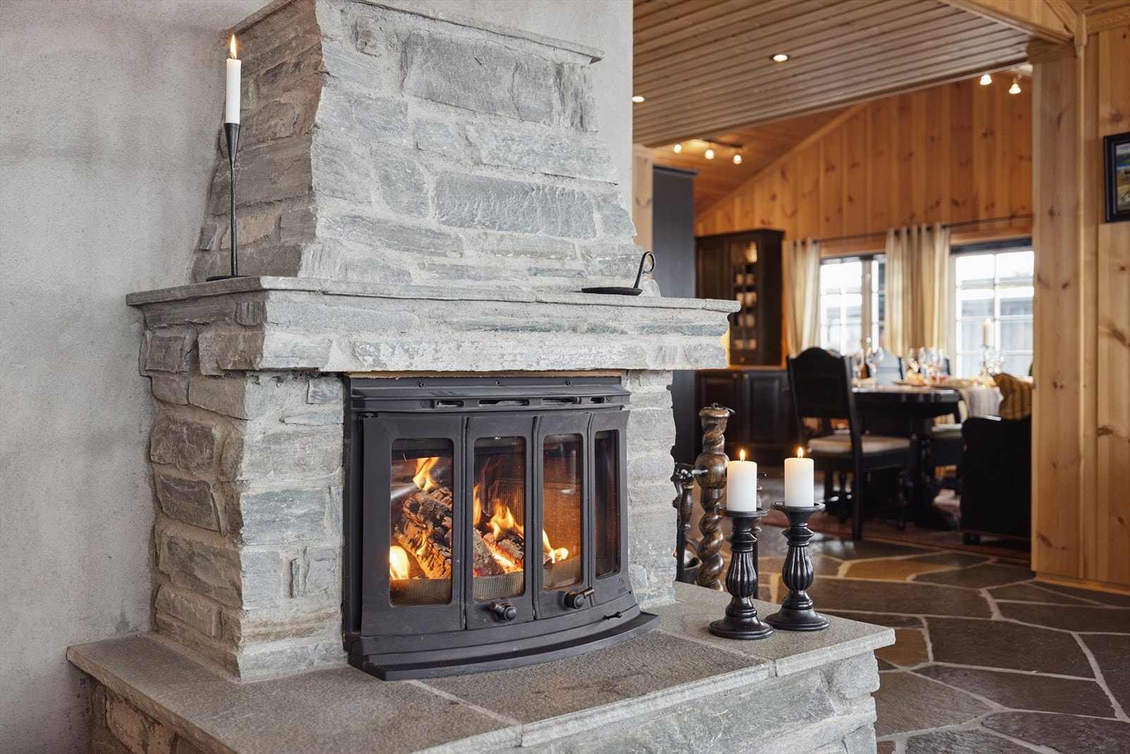 Lekkert skifergulv med vannbåren varme, panel på vegger og panelt himling. Galleribilde