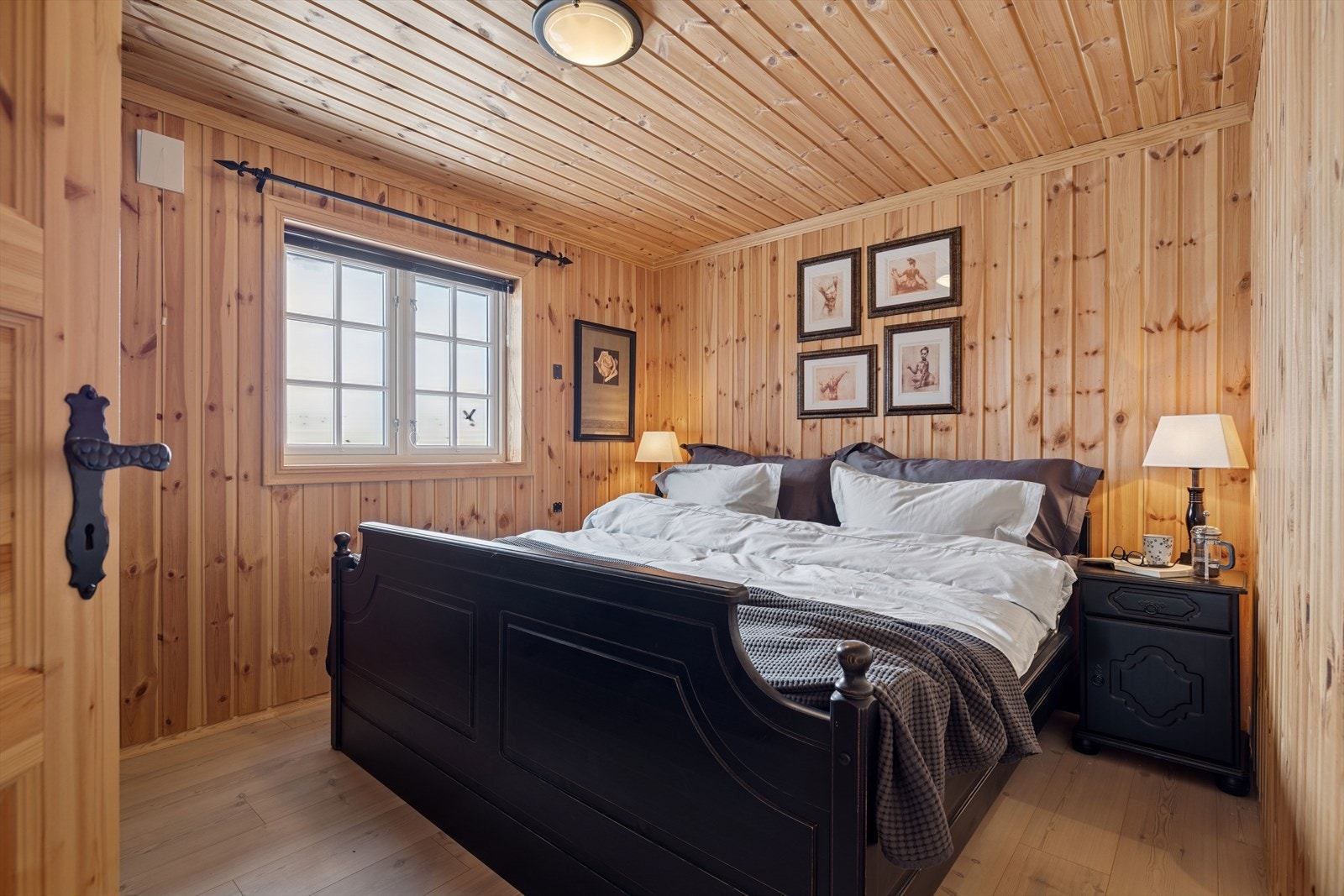 Hytta har totalt fire soverom og 11 sengeplasser. Hytta har en egen soveromsavdeling i første etasje med tre pene soverom gode av størrelse med garderobeplass og med totalt åtte soveplasser. Galleribilde