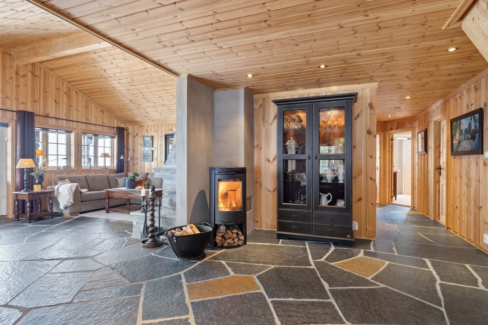 Stuen er svært romslig og åpen, med flere møbleringssoner som gir gode muligheter for både avslapning og sosialt samvær Galleribilde