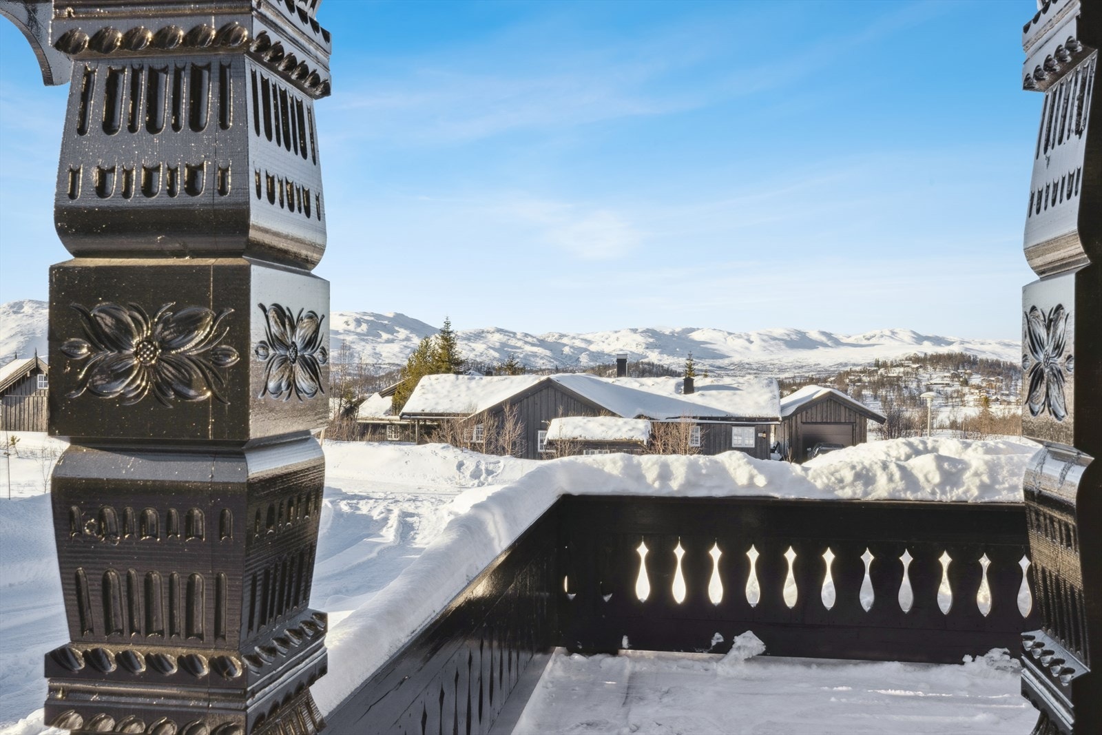 Dette er en Buen-hytte med flotte utskjæringer og gjennomført håndverk, som gir den et klassisk uttrykk. Galleribilde