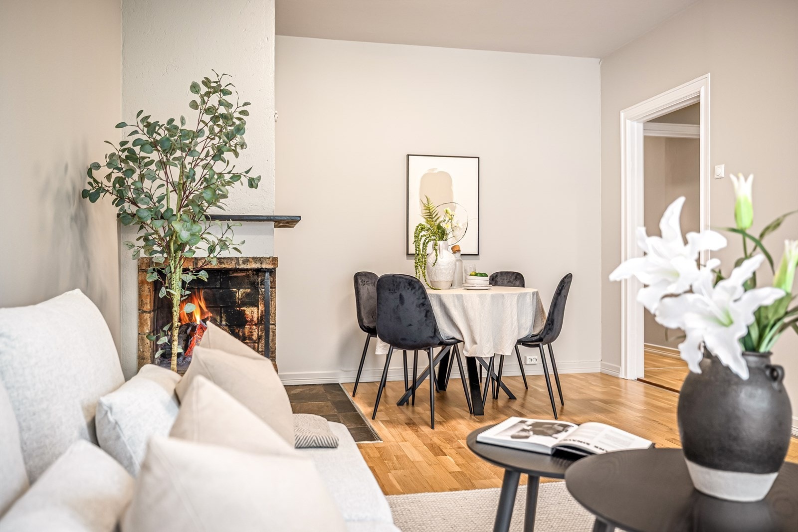 Det er god plass til å møblere både med sitte- og spisegruppe i stuen. Galleribilde