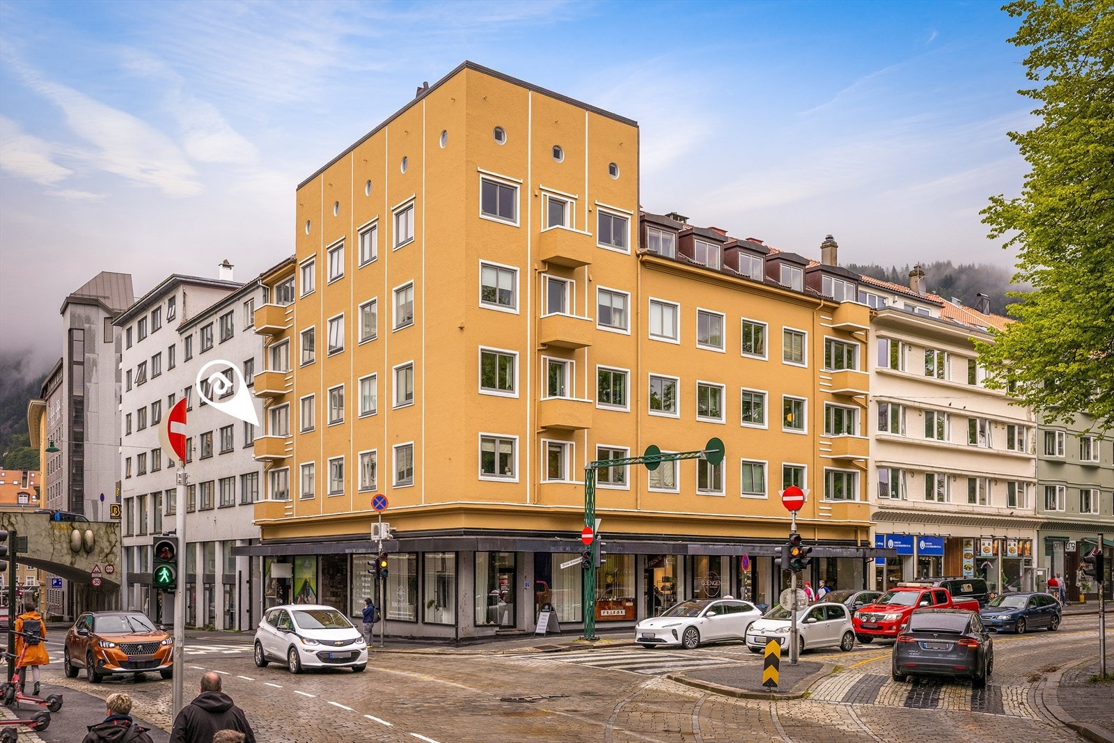Leiligheten har en svært attraktiv og sentral beliggenhet midt i hjertet av Bergen sentrum, kun få minutters gange til Torgallmenningen, byens hovedpulsåre. Galleribilde