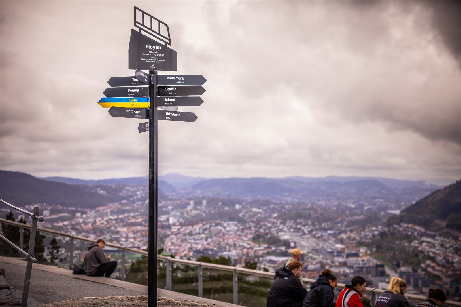 Er du glad i å holde deg aktiv, finner du flotte turmuligheter på byfjellene, som Fløyen, Stoltzekleiven og Fjellveien - perfekt for alle nivåer, enten du vil gå en rolig søndagstur eller ha en skikkelig treningsøkt. Galleribilde