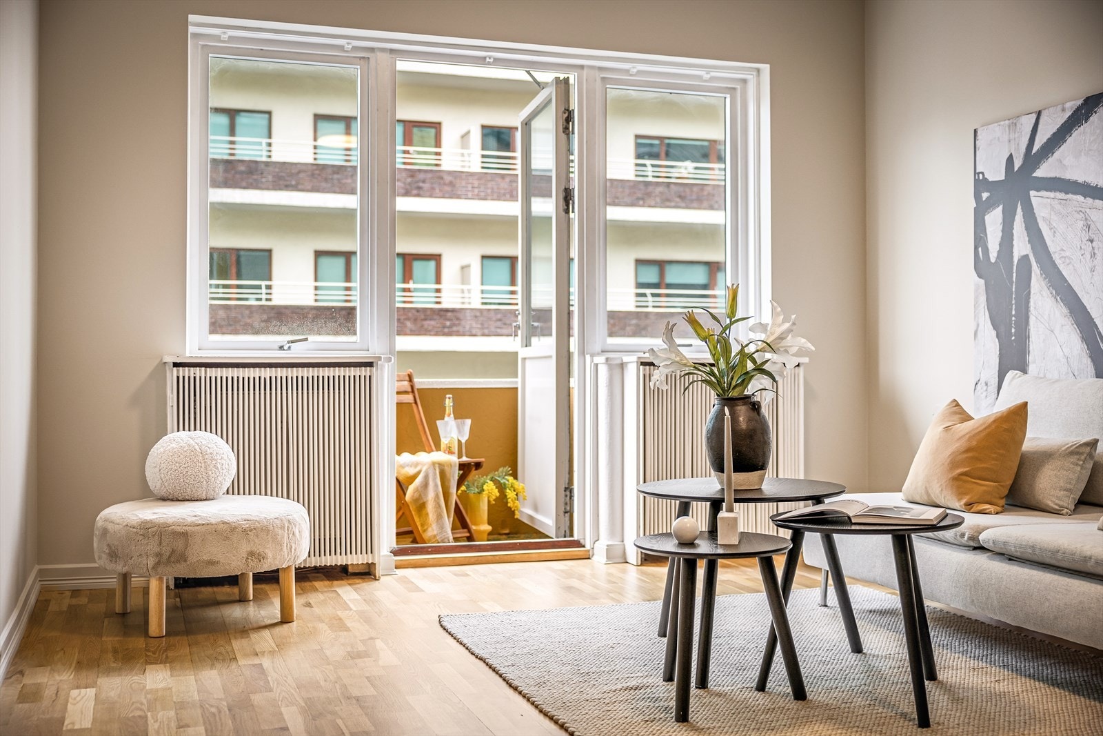 Lys og åpen stue med store vindusflater som gir rikelig med naturlig lys og skaper en god atmosfære. Galleribilde