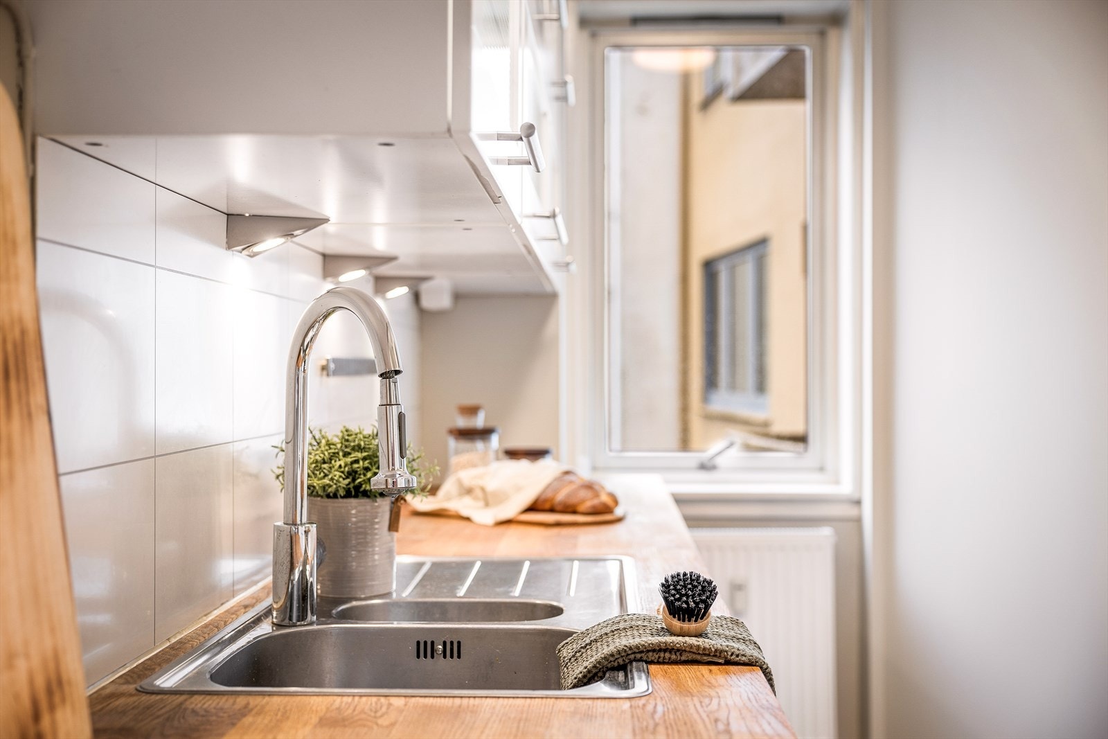 Kjøkkenet er innredet med stekeovn, platetopp, oppvaskmaskin, kjøl-/fryseskap og ventilator. Galleribilde