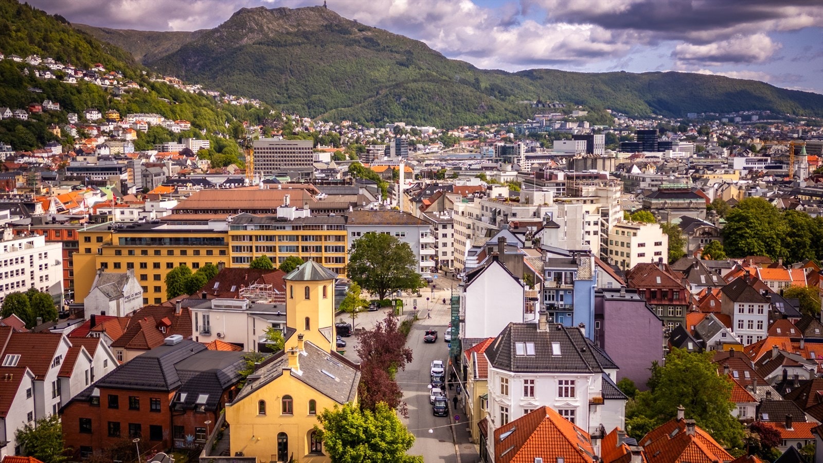 Enten du ønsker å ta pulsen på det urbane livet eller foretrekker en roligere atmosfære i sjarmerende sidegater med trehus og fargerike fasader, finner du det her. Galleribilde