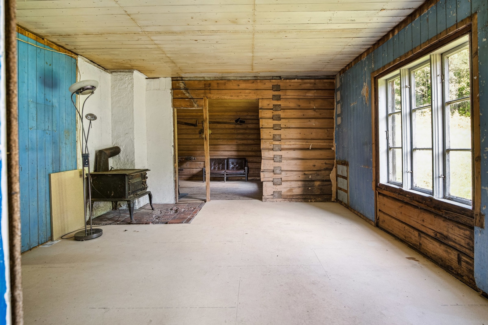 Romslig oppholdsrom som er uinnredet. Galleribilde