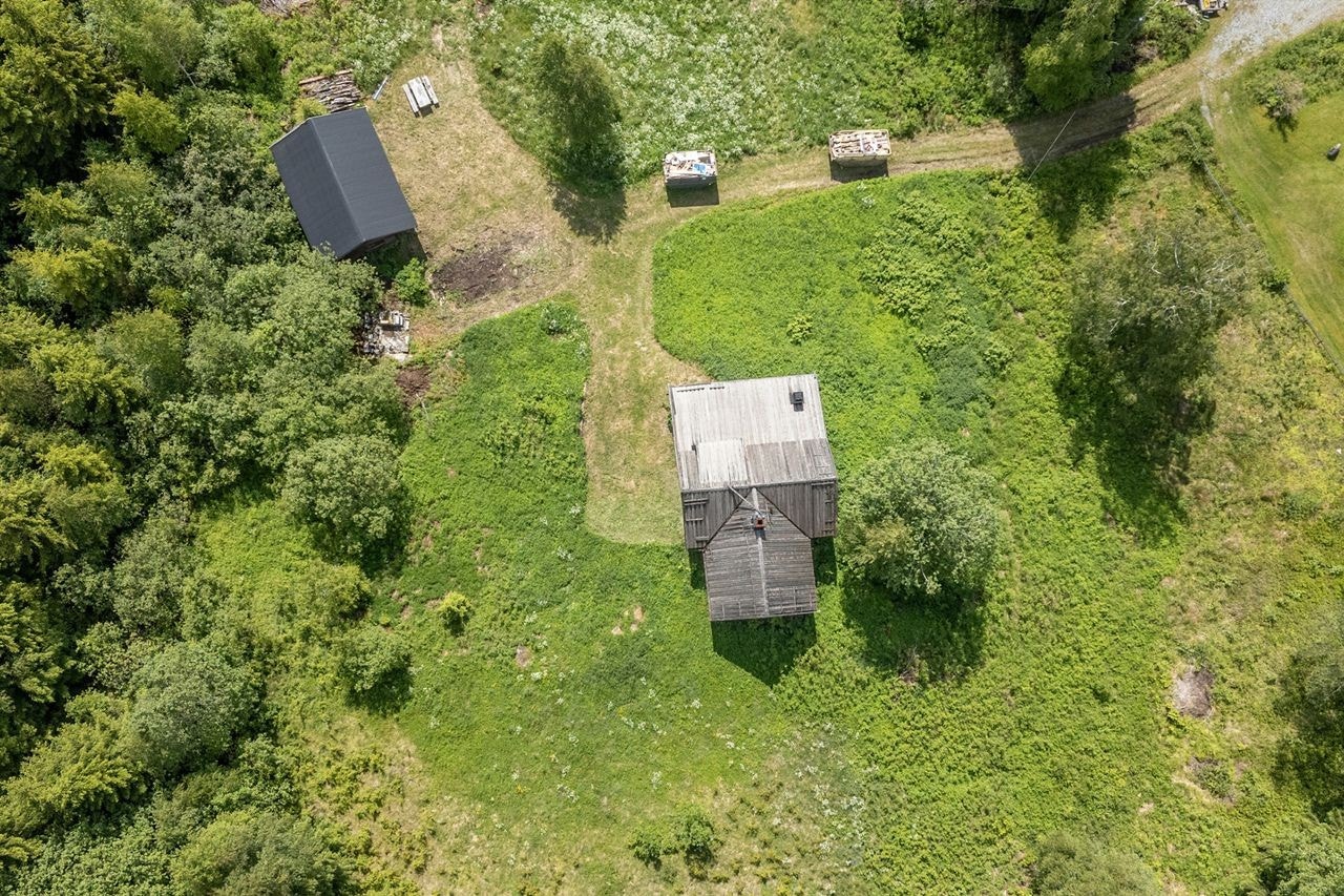 Eiendommen består av enebolig, stabbur og uthus, samt ca. 44 188 m² med tomt. Galleribilde