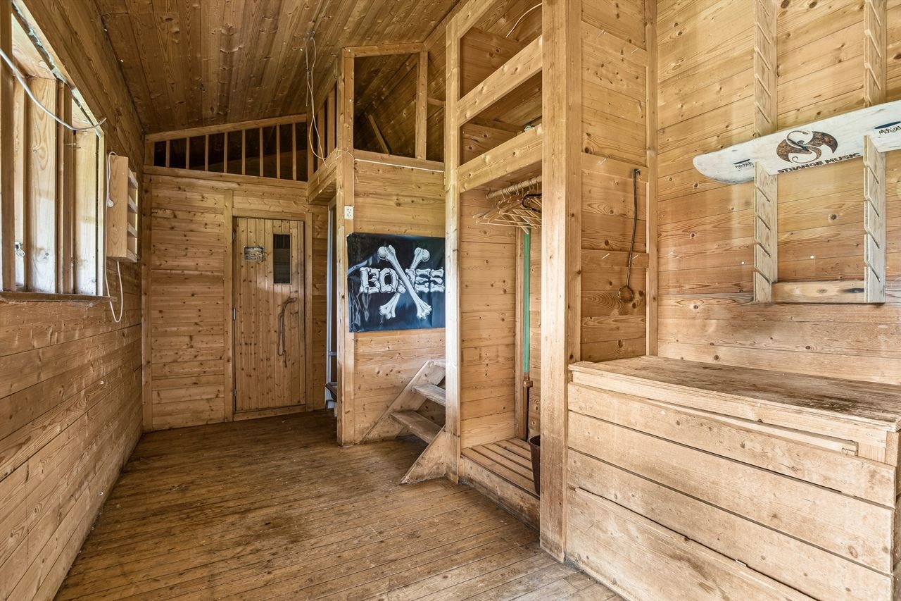 Her kommer du inn i boligen via en veranda på 11 m², som leder direkte inn til entréen. Fra entréen har du adkomst inn til badstuen og, opp til 2. etasje og inn i resten av 1. etasjen på boligen. Galleribilde