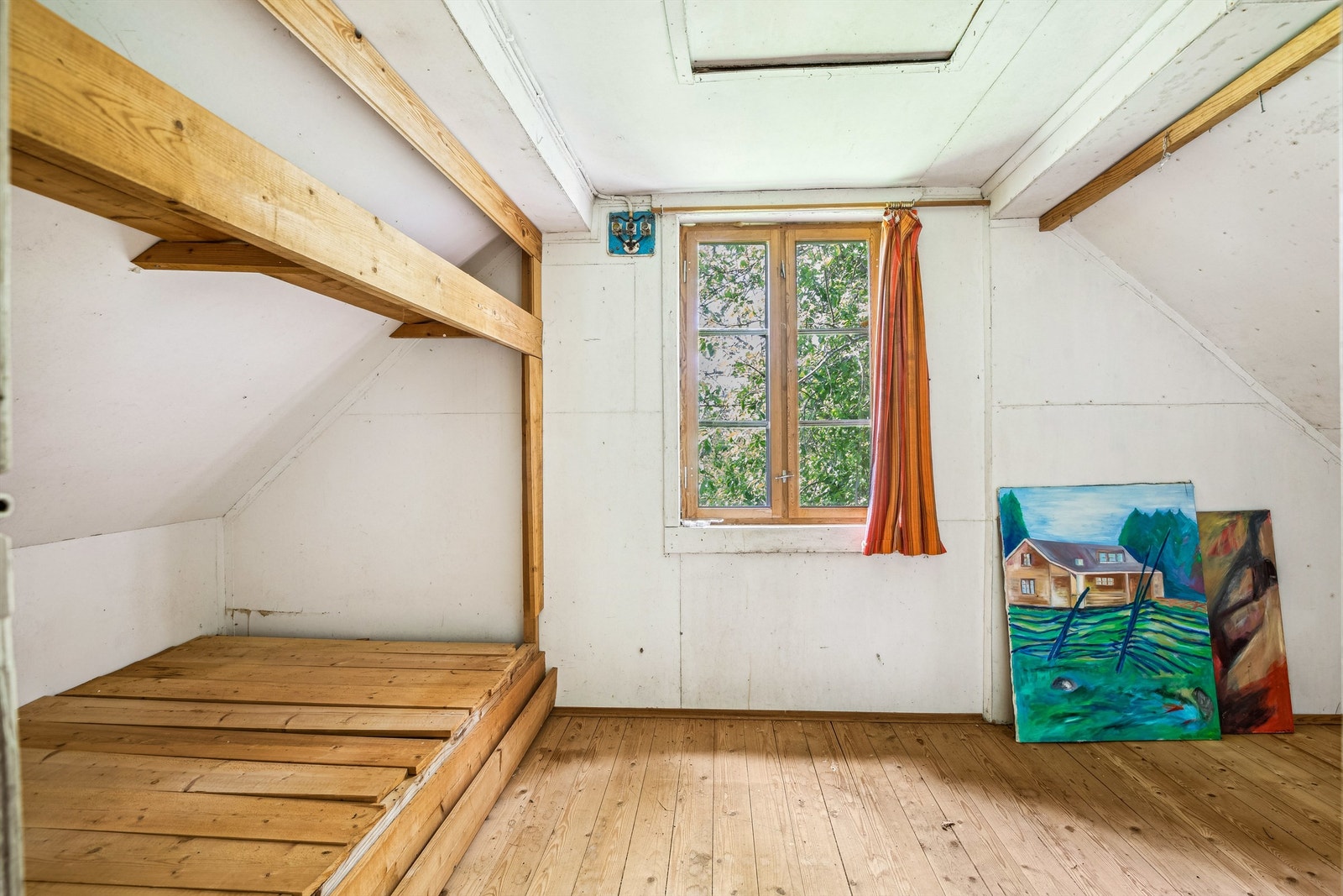 Andre etasje rommer et soverom som gir adkomst til kaldtloftet via en praktisk luke. Dette rommet har skråhimling og plassbygget seng. Galleribilde