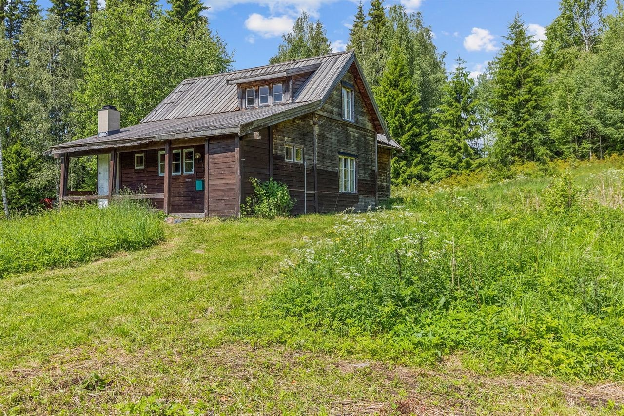 Eldre enebolig med renoveringsbehov med landlig beliggenhet og romslig tomt. Galleribilde