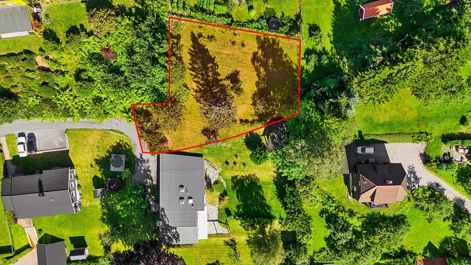 Høyt og frittliggende boligtomt, beliggende i lett skrånende terreng mot vest Galleribilde