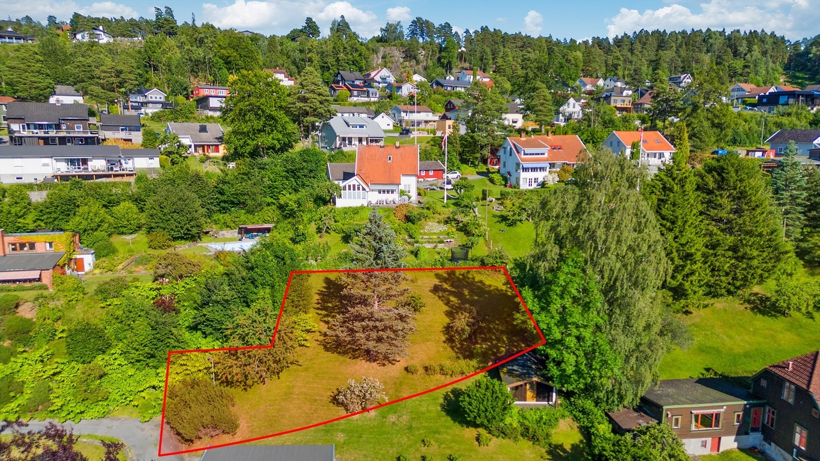 Tomten er er opparbeidet med grøntarealer og naturlig vegetasjon Galleribilde