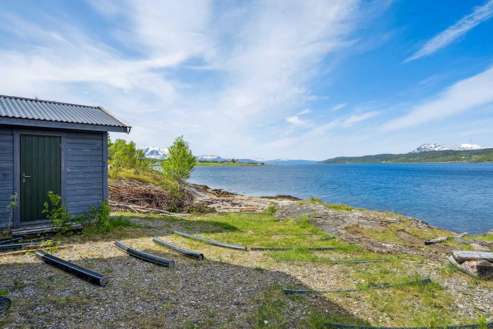 Naust tilhørende hytten ligger like nedenfor ved fjorden. Galleribilde