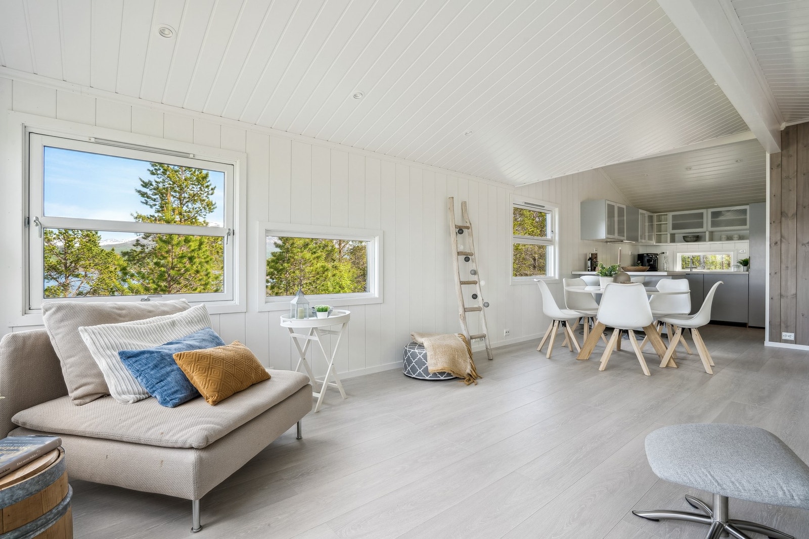 Åpen, sosial løsning mellom stue og kjøkken Galleribilde