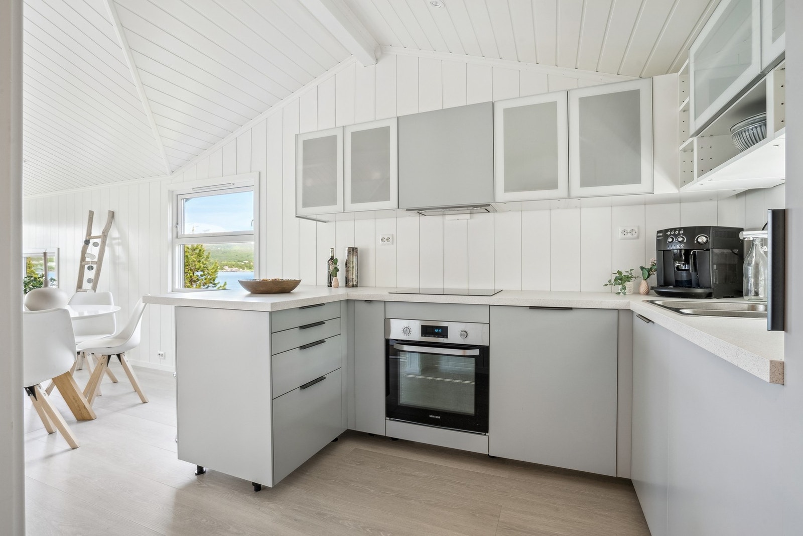 Moderne kjøkkeninnredning fra 2020 med glatte fronter og benkeplate i laminat. Galleribilde