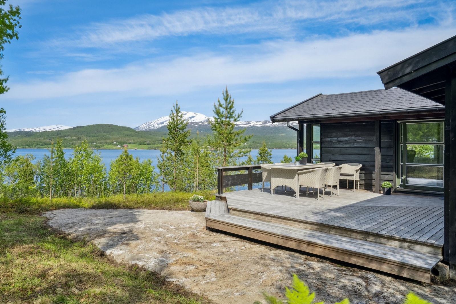 Lun terrasse med nydelig utsikt. Galleribilde